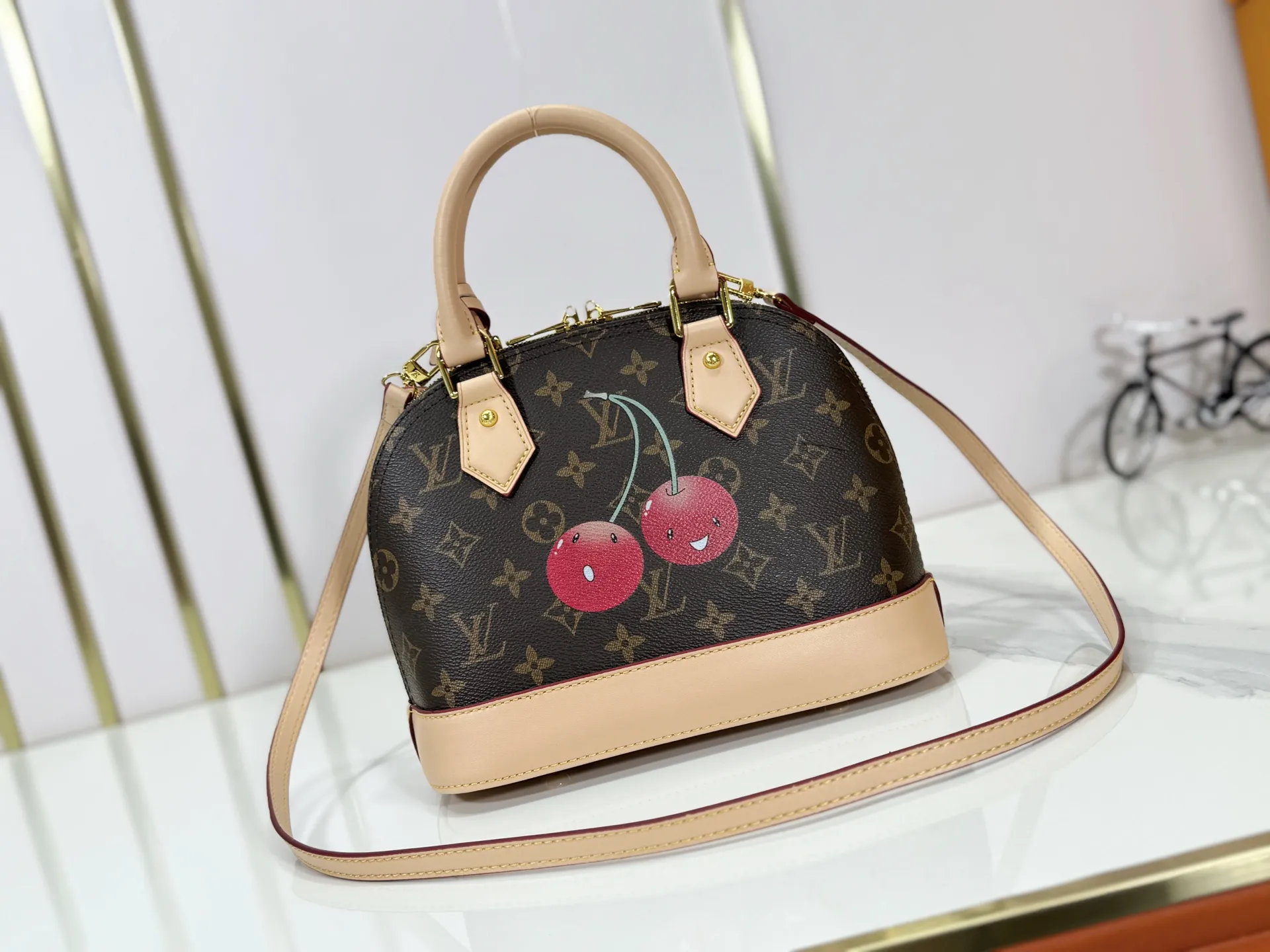 P260 Upgraded original M53152 M13416 This Alma BB handbag combines Monogram coated canvas and cow leather trim, making the exquisite silhouette show the cherry pattern of the Louis Vuitton x Murakami replica series. The top handle and detachable and adjustable shoulder strap allow for a variety of carrying methods, and the interior space can accommodate daily needs such as a short wallet and a large smartphone. Dimensions: 23.5 x 17.5 x 11.5 (cm) ((Length x Height x Width)