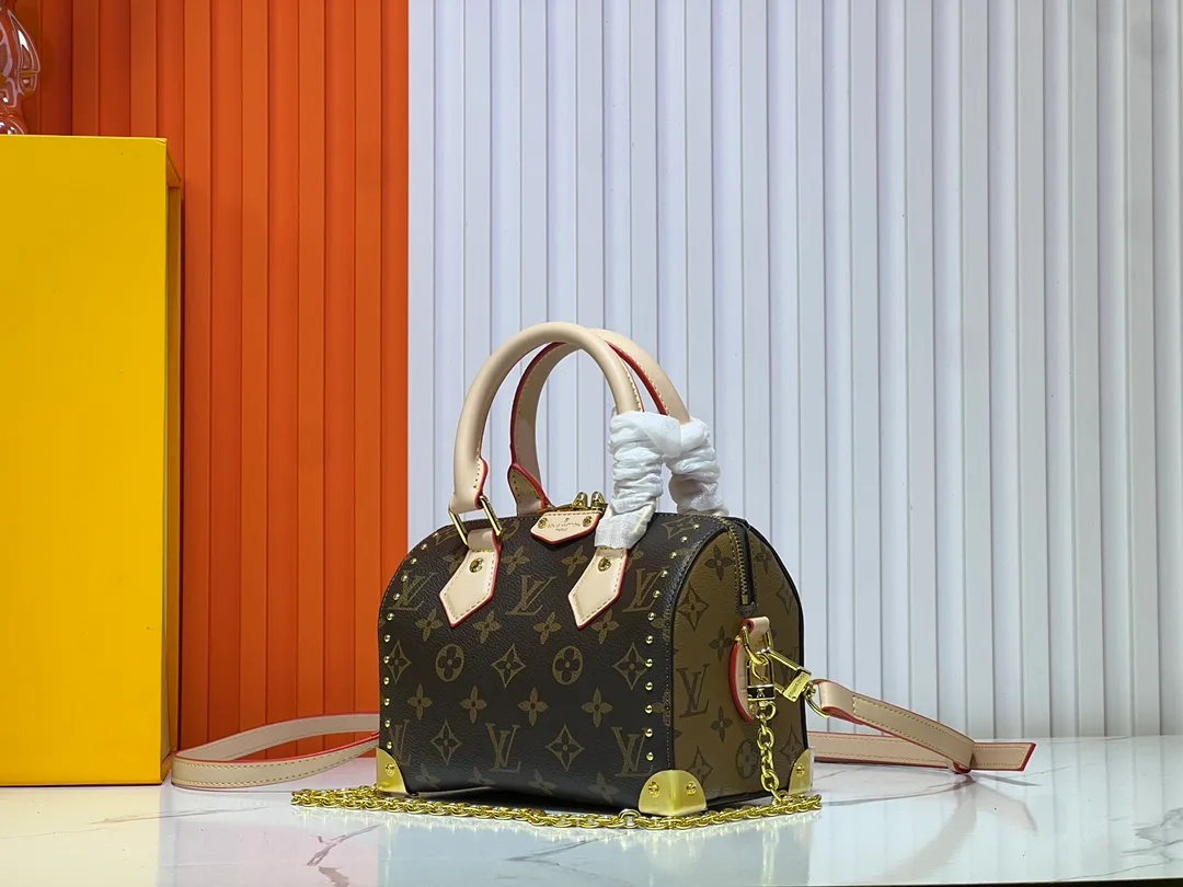 Batch 300💰Upgraded original version M46881 LV pillow this season Louis Vuitton show LV2025 early spring series] Cool black leather and compact presbyopia Fashionistas, are you ready for the LV2025 early spring series? This season Louis Vuitton brings us the perfect combination of cool black leather and compact presbyopia, showing a unique fashion attitude. Dimensions: 20x14