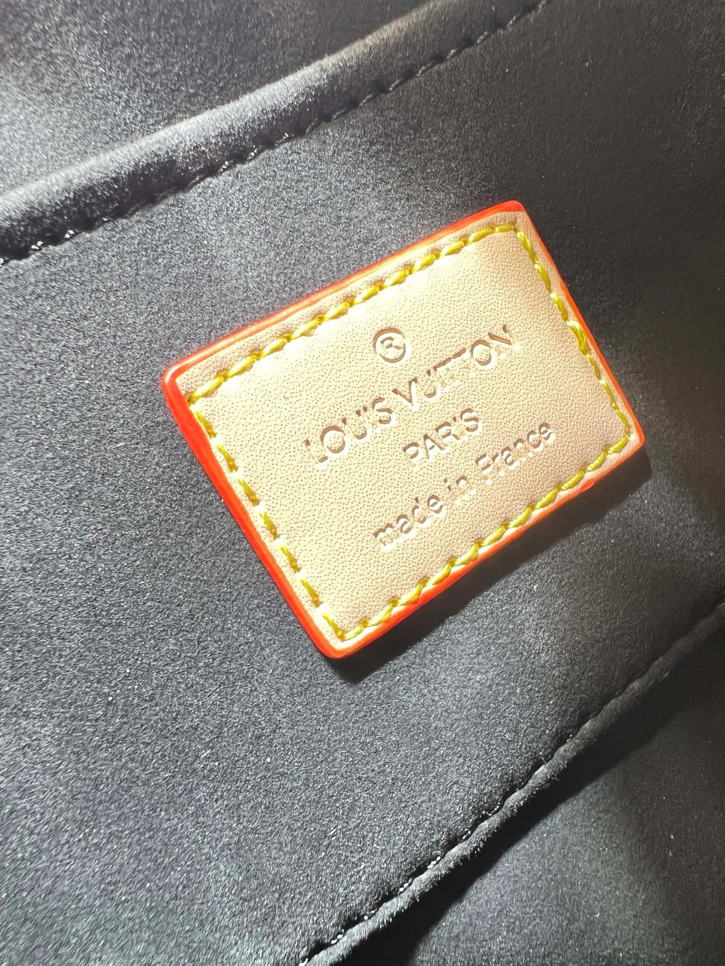 Batch 300💰Upgraded original version M46881 LV pillow this season Louis Vuitton show LV2025 early spring series] Cool black leather and compact presbyopia Fashionistas, are you ready for the LV2025 early spring series? This season Louis Vuitton brings us the perfect combination of cool black leather and compact presbyopia, showing a unique fashion attitude. Dimensions: 20x14