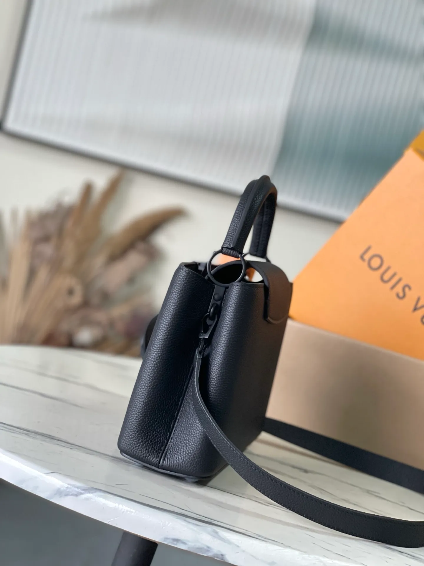 💰2200 "Special Grade Original Leather" M25255 Black Paint Small This Capucines BB handbag is made of matte Taurillon cow leather with metal parts, which makes the classic design show off its neat style. The flap can be worn externally or internally, and the neat interior is equipped with multiple pockets. Attach the adjustable shoulder strap for easy cross-body wear. Dimensions: 27 × 17.3 × 9 cm