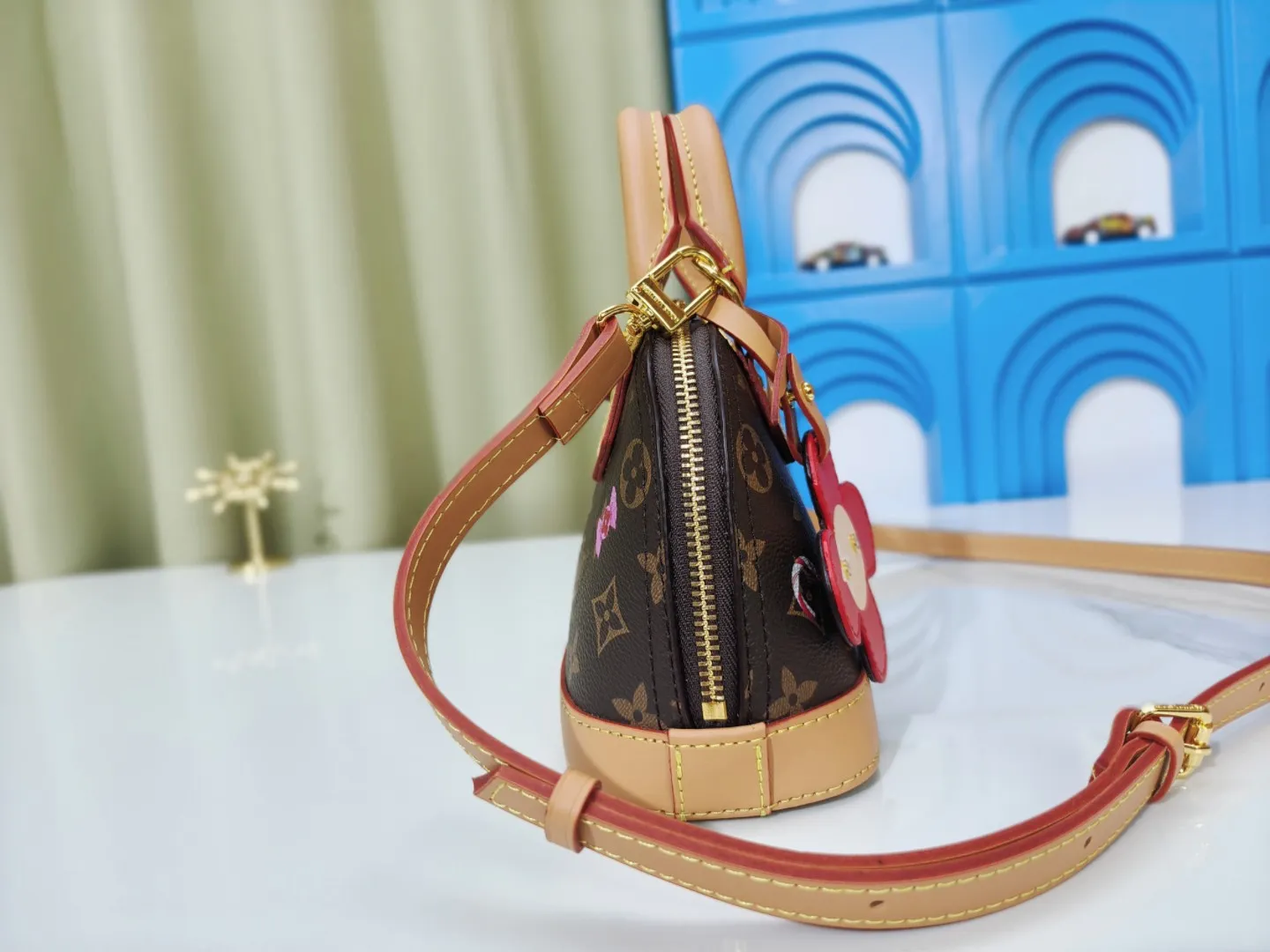 P220🔥⬇️🉑️Put two pieces📱Upgraded original version [Alma Nano shell handbag] M82717 Presbyopia M12199 Presbyopia Christmas silk screen mini shell bag series New launch Nano Alma handbag Nano Alma reproduces the symbolic Alma bag in a miniature version. Louis Vuitton's signature Monogram canvas material harmonizes with the natural leather upholstery. Expertly crafted items that combine traditional charm with modern functionality. Opening the double zippers reveals an interior design with surprisingly ample storage space. With two leather handles and an adjustable, removable shoulder strap, it can be styled in a variety of ways.  Dimensions: 19 x 13 x 9 cm