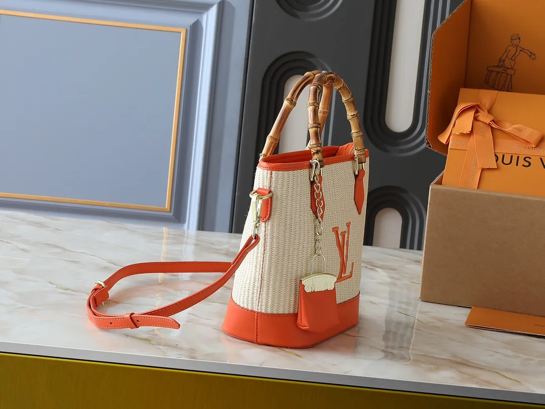 💰320💰Upgraded from the original M66588. This Wallet On Chain handbag is from Louis Vuitton's LV Bloom series. The main material is straw woven in a fashionable and practical configuration, and the logo is embroidered with silk thread. The perfect combination of real bamboo handbags and pp straw, ample space, fashionable and versatile. The love package that is the dream of millions of girls. 8 colors available (plum pink, khaki, green, black, white, red, caramel, orange) Dimensions: 20.0 x 20.5 x 11.0 cm (length x height x width)