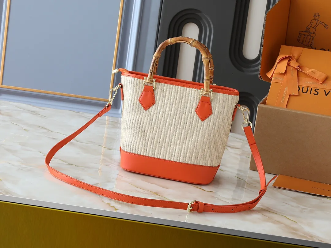 💰320💰Upgraded from the original M66588. This Wallet On Chain handbag is from Louis Vuitton's LV Bloom series. The main material is straw woven in a fashionable and practical configuration, and the logo is embroidered with silk thread. The perfect combination of real bamboo handbags and pp straw, ample space, fashionable and versatile. The love package that is the dream of millions of girls. 8 colors available (plum pink, khaki, green, black, white, red, caramel, orange) Dimensions: 20.0 x 20.5 x 11.0 cm (length x height x width)