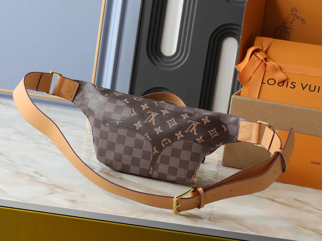 💰220💰Upgraded from the original M15271 N00205 M14920 M14019 M47085 M43644 This Rush waist bag is made of deep Monogram canvas body decorated with Damier and Monogram Reverse embroidered patches, making the unique pattern pop out. The adjustable shoulder strap enables you to switch between waist, shoulder or cross-body wear. Dimensions: 30.0 x 15.0 x 8.0 cm (length x height x width)