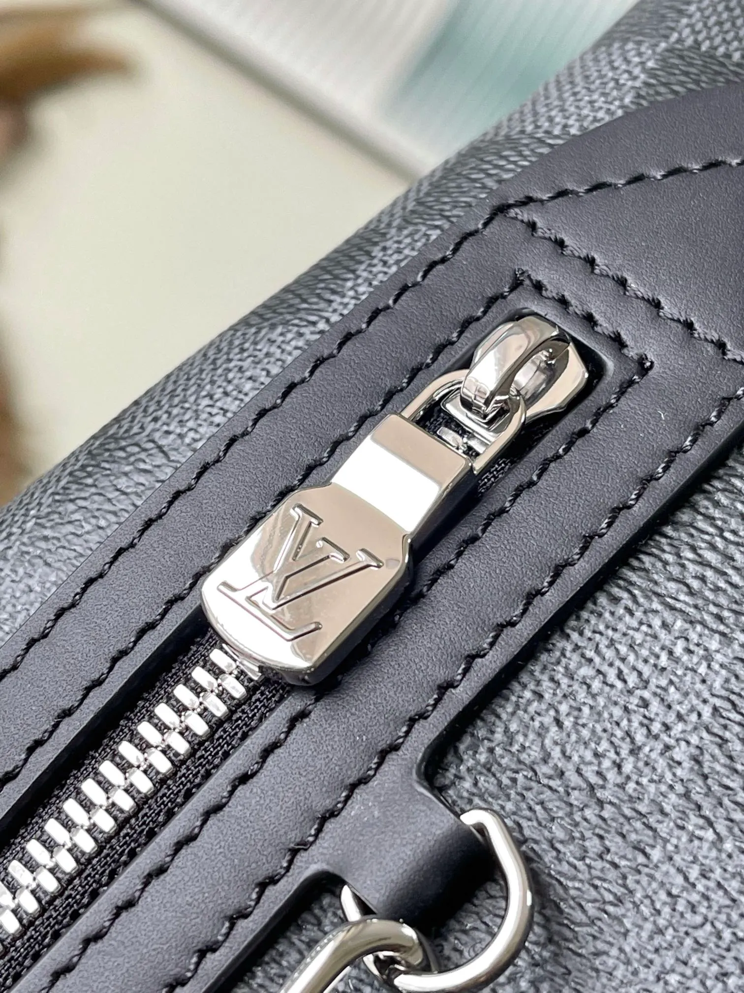 💰820 Top Original M30936 Black Check Duo Shoulder Bag is made of Monogram canvas and Taïga cow leather. It is equipped with a detachable zipper pocket and zipper side pocket for storing change or other needs. It interprets multiple trend concepts with a leisurely style and provides an alternative to traditional backpacks. Dimensions: 20 x 42 x 6 cm