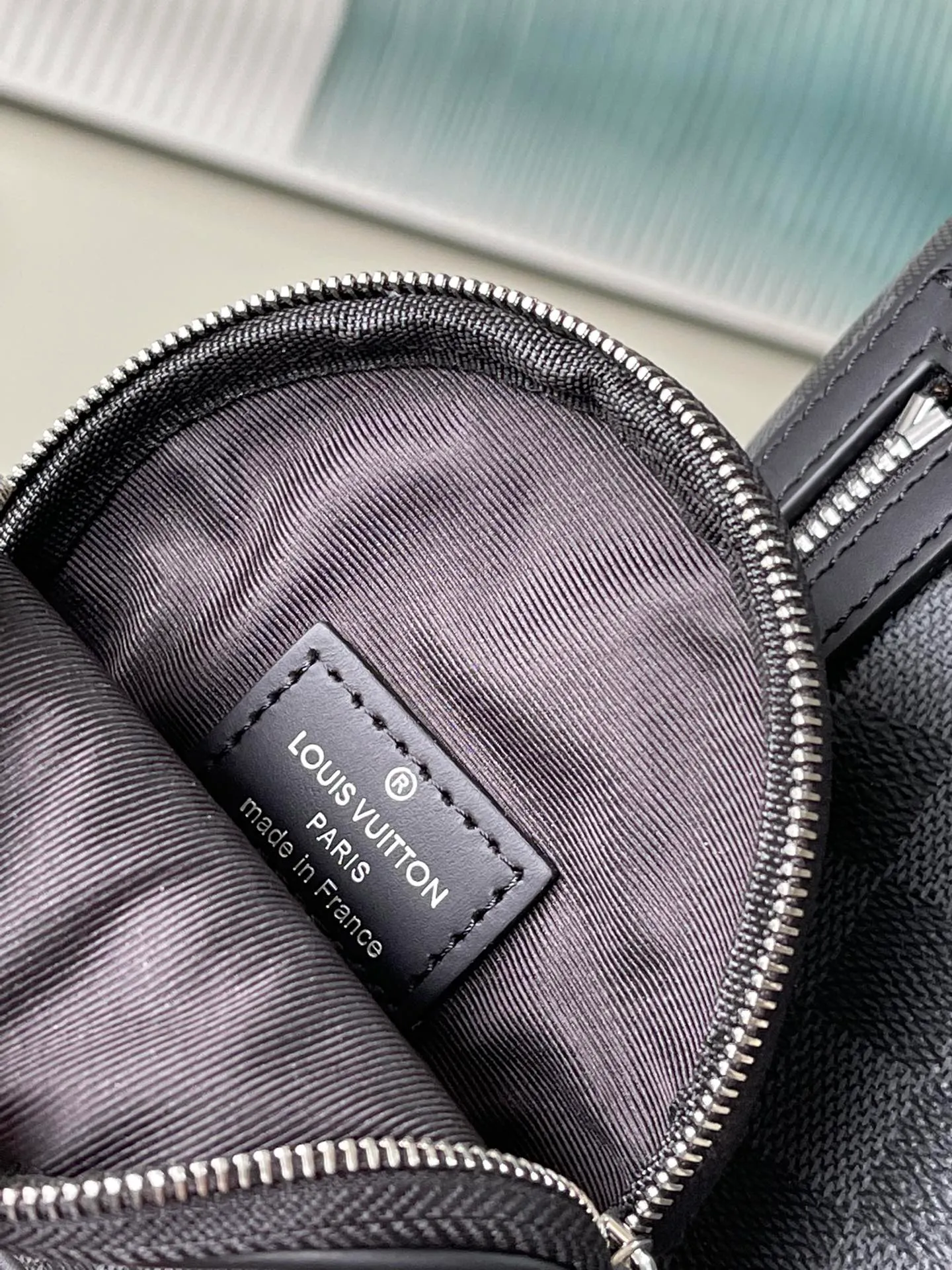 💰820 Top Original M30936 Black Check Duo Shoulder Bag is made of Monogram canvas and Taïga cow leather. It is equipped with a detachable zipper pocket and zipper side pocket for storing change or other needs. It interprets multiple trend concepts with a leisurely style and provides an alternative to traditional backpacks. Dimensions: 20 x 42 x 6 cm