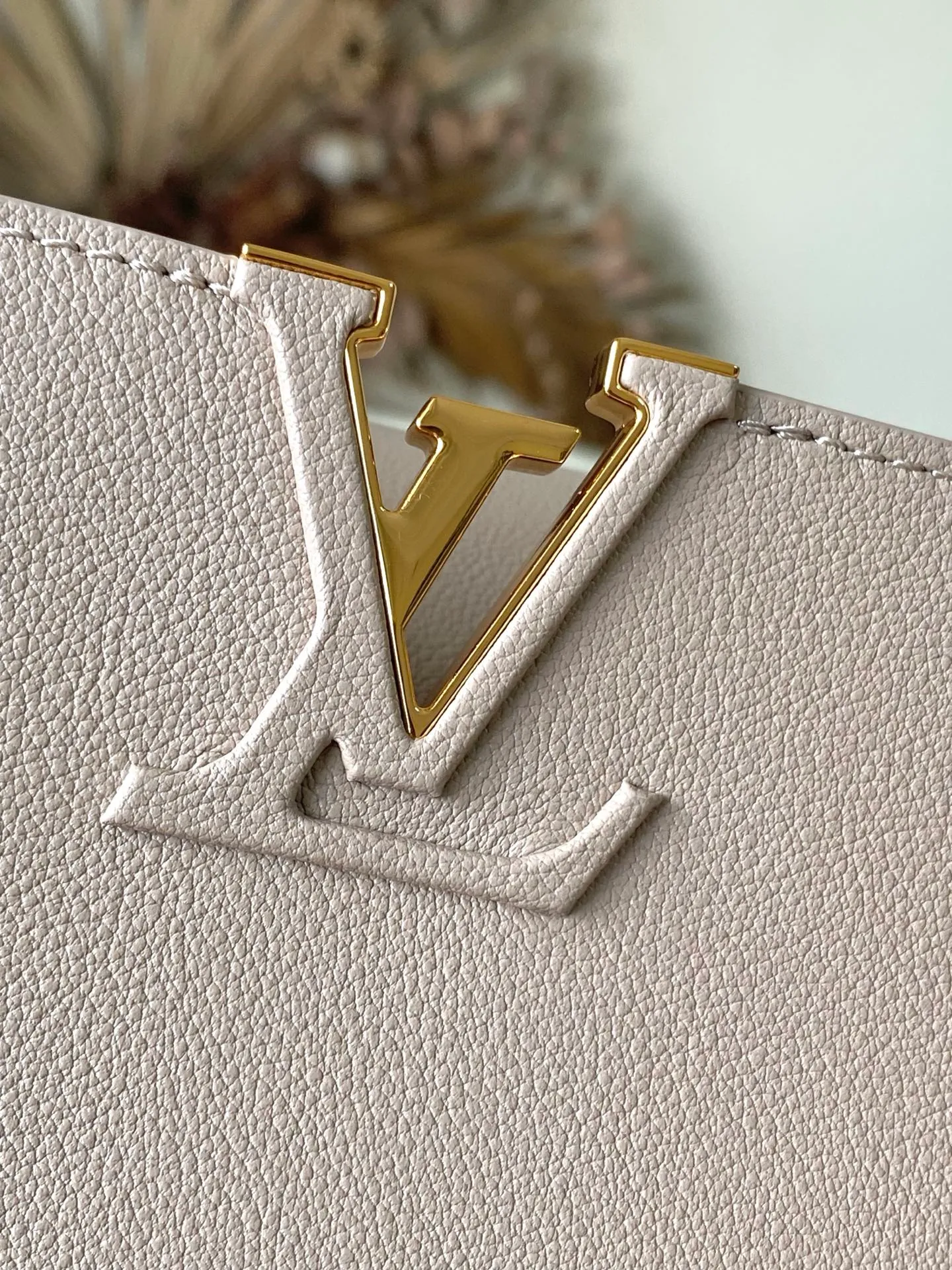 💰2600 "Special Grade Original Leather" M12929 This medium-sized Capucines Souple handbag gives the shiny cow leather a wrinkled effect, creating a visual contrast with the dazzling metal parts. The exquisite key bag continues the iconic touch, and the detachable flower-shaped double-plated chain shows off the Gothic style. Plenty of space to store daily necessities, and can be carried by hand or on the shoulder. Dimensions: 33 × 24 × 12 cm