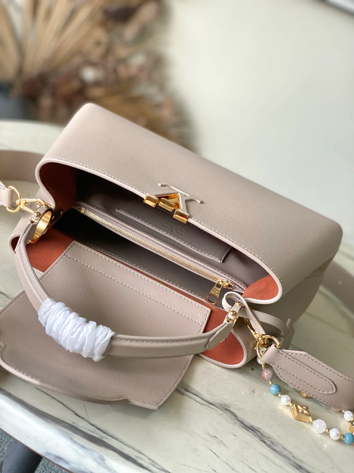 💰2600 "Special Grade Original Leather" M12929 This medium-sized Capucines Souple handbag gives the shiny cow leather a wrinkled effect, creating a visual contrast with the dazzling metal parts. The exquisite key bag continues the iconic touch, and the detachable flower-shaped double-plated chain shows off the Gothic style. Plenty of space to store daily necessities, and can be carried by hand or on the shoulder. Dimensions: 33 × 24 × 12 cm