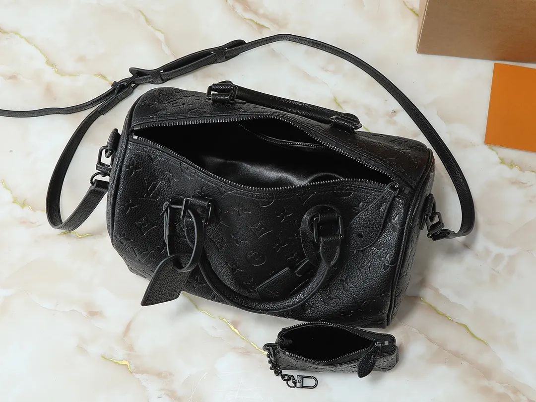 💰300💰Upgraded from the original M40391 M24426 M24425 M24424 M24423 M24443 M. This Speedy Bandoulière 30 Monogram Leather handbag is made of soft cow leather and uses the Monogram pattern to reproduce the elegant look and feel of the canvas print. Dazzling metal hardware, sheepskin lining and nameplate all reflect Creative Director Pharrell Williams' relentless attention to detail. Dimensions: 30x21x17cm (length x height x width)