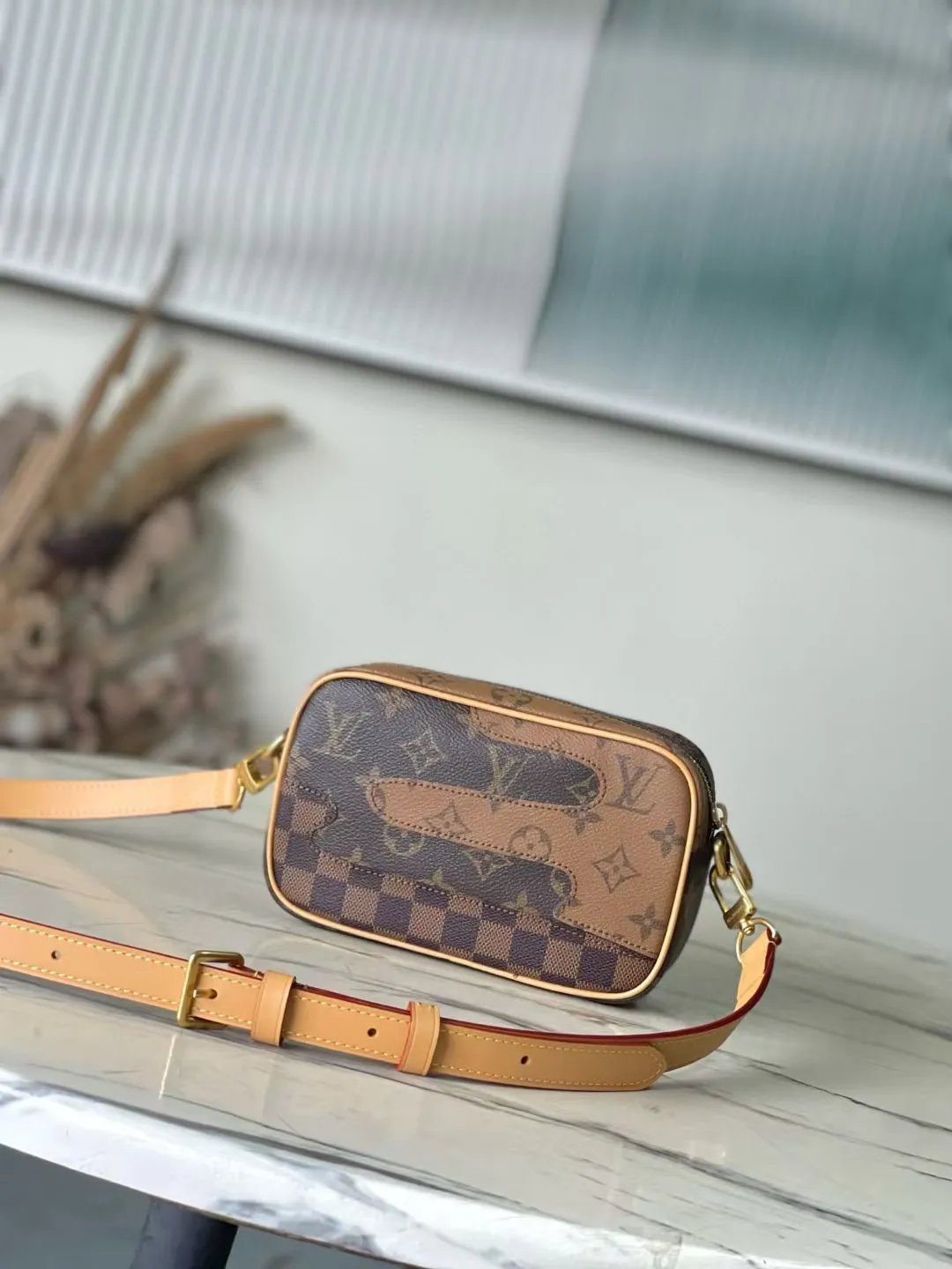 💰1060 Top Original M26020 This Trocadéro mini handbag is made of coated canvas, with Monogram and Damier patterns lighting up the collage design. Reinforced leather corners establish recognition, continuing the brand's inspiration for cross-body bags created in the 1980s, and the detachable and adjustable shoulder strap allows for a variety of carrying methods. Dimensions: 13 x 6.5 x 20 cm (height x width x length)