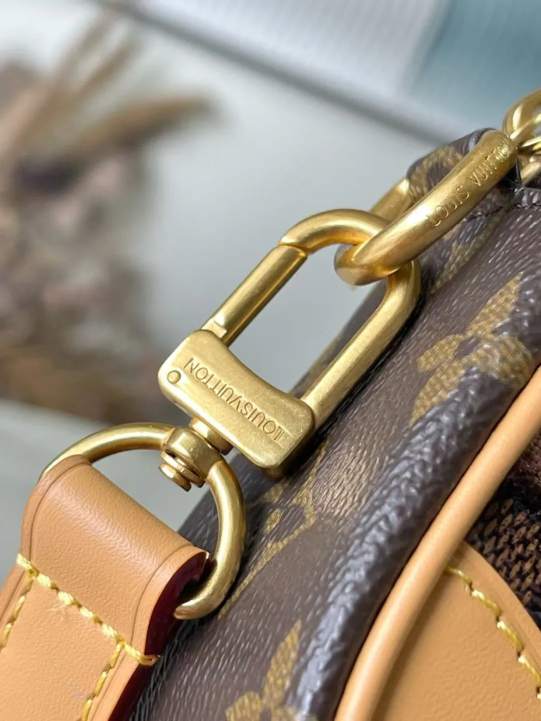 💰1060 Top Original M26020 This Trocadéro mini handbag is made of coated canvas, with Monogram and Damier patterns lighting up the collage design. Reinforced leather corners establish recognition, continuing the brand's inspiration for cross-body bags created in the 1980s, and the detachable and adjustable shoulder strap allows for a variety of carrying methods. Dimensions: 13 x 6.5 x 20 cm (height x width x length)