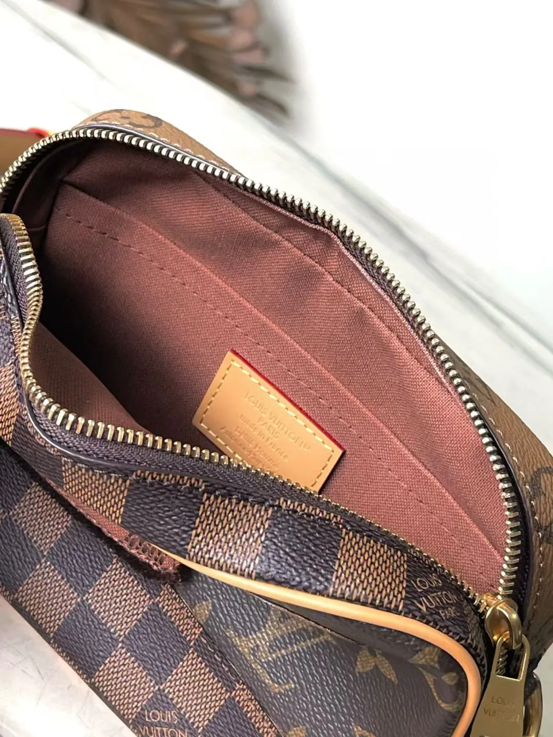 💰1060 Top Original M26020 This Trocadéro mini handbag is made of coated canvas, with Monogram and Damier patterns lighting up the collage design. Reinforced leather corners establish recognition, continuing the brand's inspiration for cross-body bags created in the 1980s, and the detachable and adjustable shoulder strap allows for a variety of carrying methods. Dimensions: 13 x 6.5 x 20 cm (height x width x length)