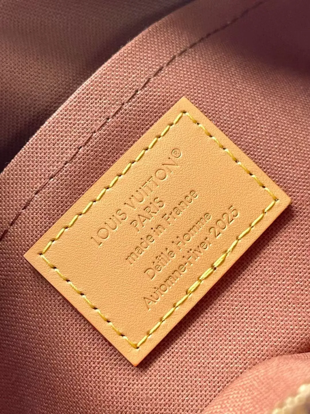 💰1060 Top Original M26020 This Trocadéro mini handbag is made of coated canvas, with Monogram and Damier patterns lighting up the collage design. Reinforced leather corners establish recognition, continuing the brand's inspiration for cross-body bags created in the 1980s, and the detachable and adjustable shoulder strap allows for a variety of carrying methods. Dimensions: 13 x 6.5 x 20 cm (height x width x length)