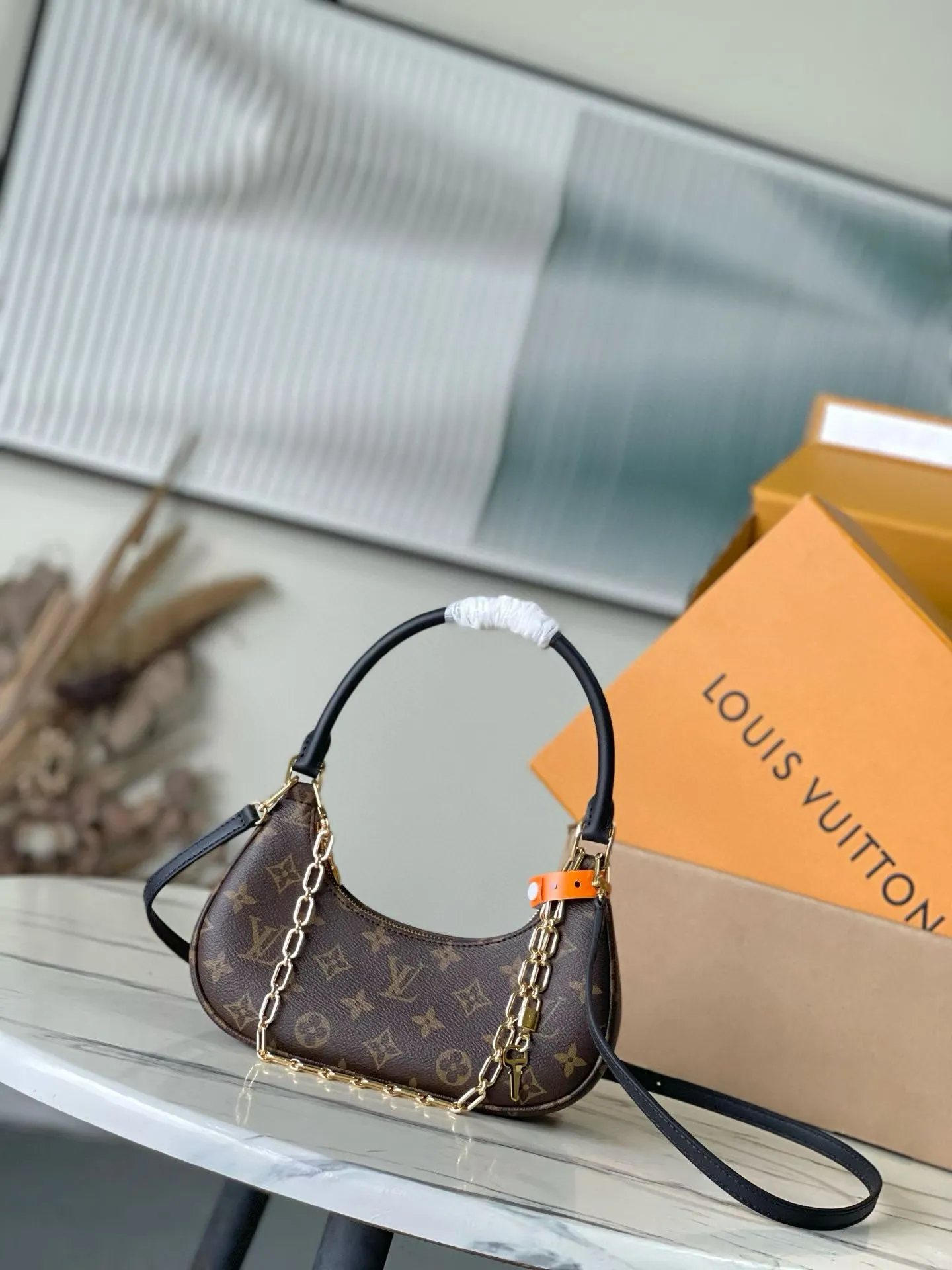 💰880 Top Original Order M25223 This small Catchy handbag is made of canvas and trimmed with cow leather. It pays homage to the brand's tradition with the classic Monogram pattern, making it another smart choice. The neat structure makes it easy to carry your daily needs. The double-sided sliding straps make it easy to adjust the contours of the bag. The detachable metal chain complements the key-shaped decoration. Dimensions: 24 × 10 × 6cm