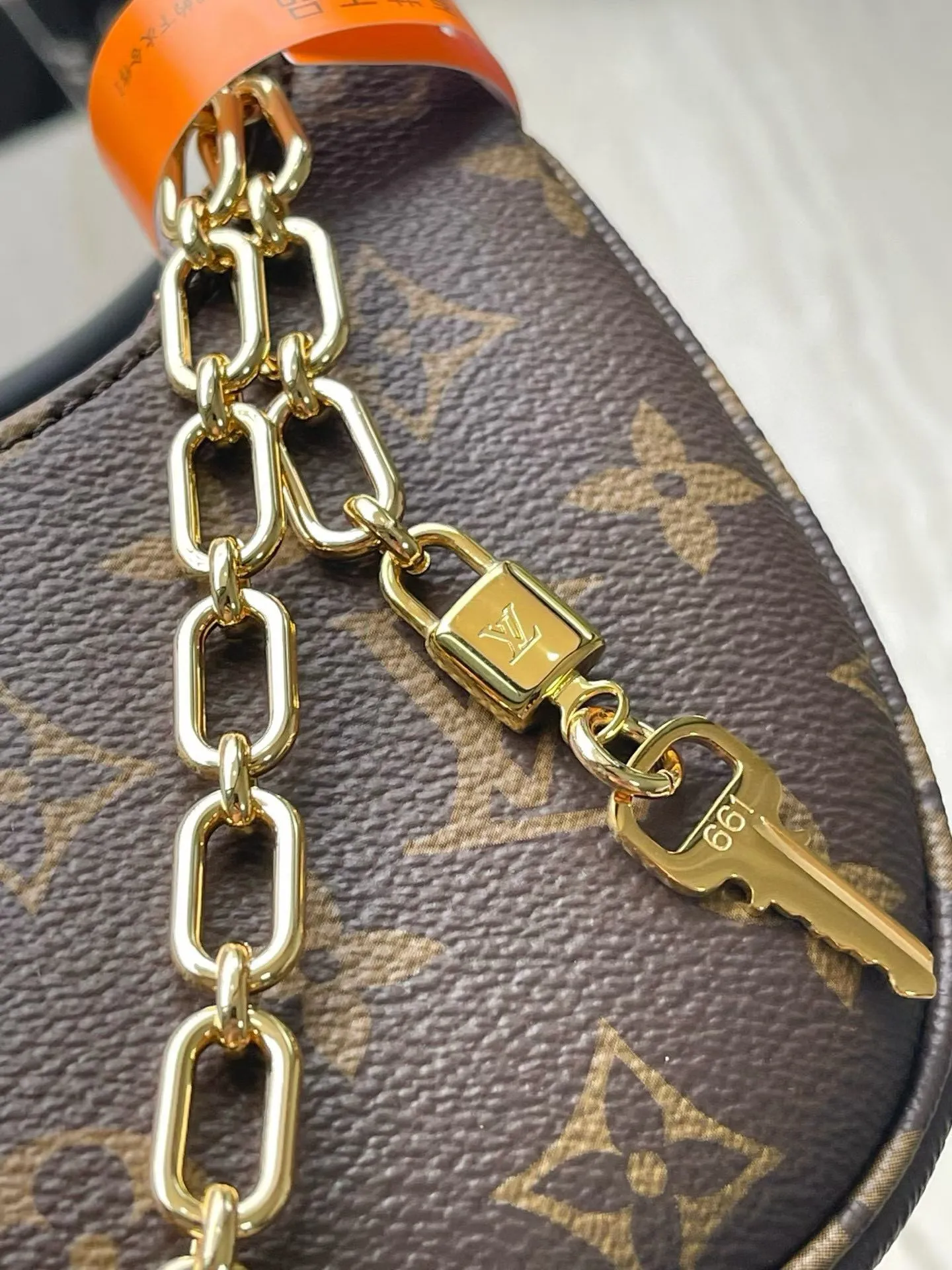💰880 Top Original Order M25223 This small Catchy handbag is made of canvas and trimmed with cow leather. It pays homage to the brand's tradition with the classic Monogram pattern, making it another smart choice. The neat structure makes it easy to carry your daily needs. The double-sided sliding straps make it easy to adjust the contours of the bag. The detachable metal chain complements the key-shaped decoration. Dimensions: 24 × 10 × 6cm