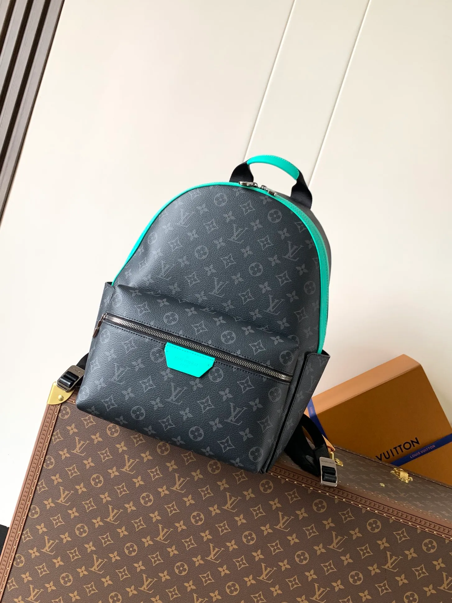 💰1020 Top original order M25887 Top original order Transcoding chip 163C This Discovery small backpack is made of Monogram Eclipse canvas and continues its flexible function in a more compact configuration. Exterior pockets, zippered front pockets, and open side pockets provide easy access, while interior pockets keep things organized. 29.0 x 38.0 x 20.0 cm (L x H x W) • Monogram Eclipse coated canvas • Cow leather trim • Textile lining • Metal hardware • Double zip closure • Adjustable shoulder strap • Open side pockets • Zip front pocket • Internal patch pocket • Handle: Single handle