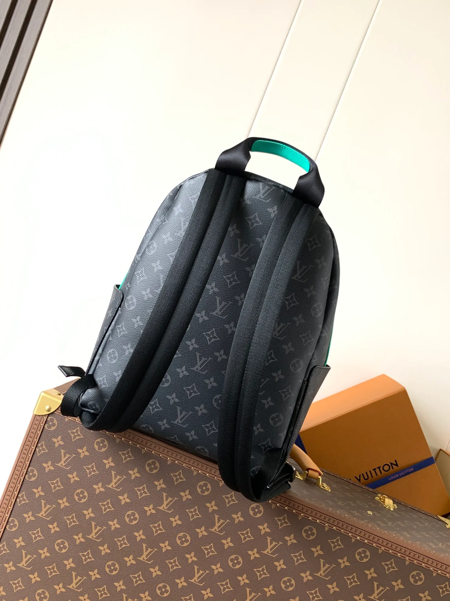 💰1020 Top original order M25887 Top original order Transcoding chip 163C This Discovery small backpack is made of Monogram Eclipse canvas and continues its flexible function in a more compact configuration. Exterior pockets, zippered front pockets, and open side pockets provide easy access, while interior pockets keep things organized. 29.0 x 38.0 x 20.0 cm (L x H x W) • Monogram Eclipse coated canvas • Cow leather trim • Textile lining • Metal hardware • Double zip closure • Adjustable shoulder strap • Open side pockets • Zip front pocket • Internal patch pocket • Handle: Single handle
