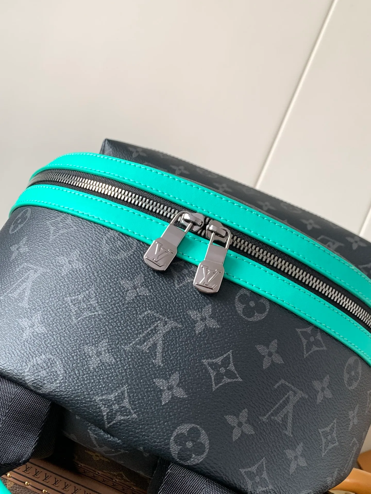 💰1020 Top original order M25887 Top original order Transcoding chip 163C This Discovery small backpack is made of Monogram Eclipse canvas and continues its flexible function in a more compact configuration. Exterior pockets, zippered front pockets, and open side pockets provide easy access, while interior pockets keep things organized. 29.0 x 38.0 x 20.0 cm (L x H x W) • Monogram Eclipse coated canvas • Cow leather trim • Textile lining • Metal hardware • Double zip closure • Adjustable shoulder strap • Open side pockets • Zip front pocket • Internal patch pocket • Handle: Single handle