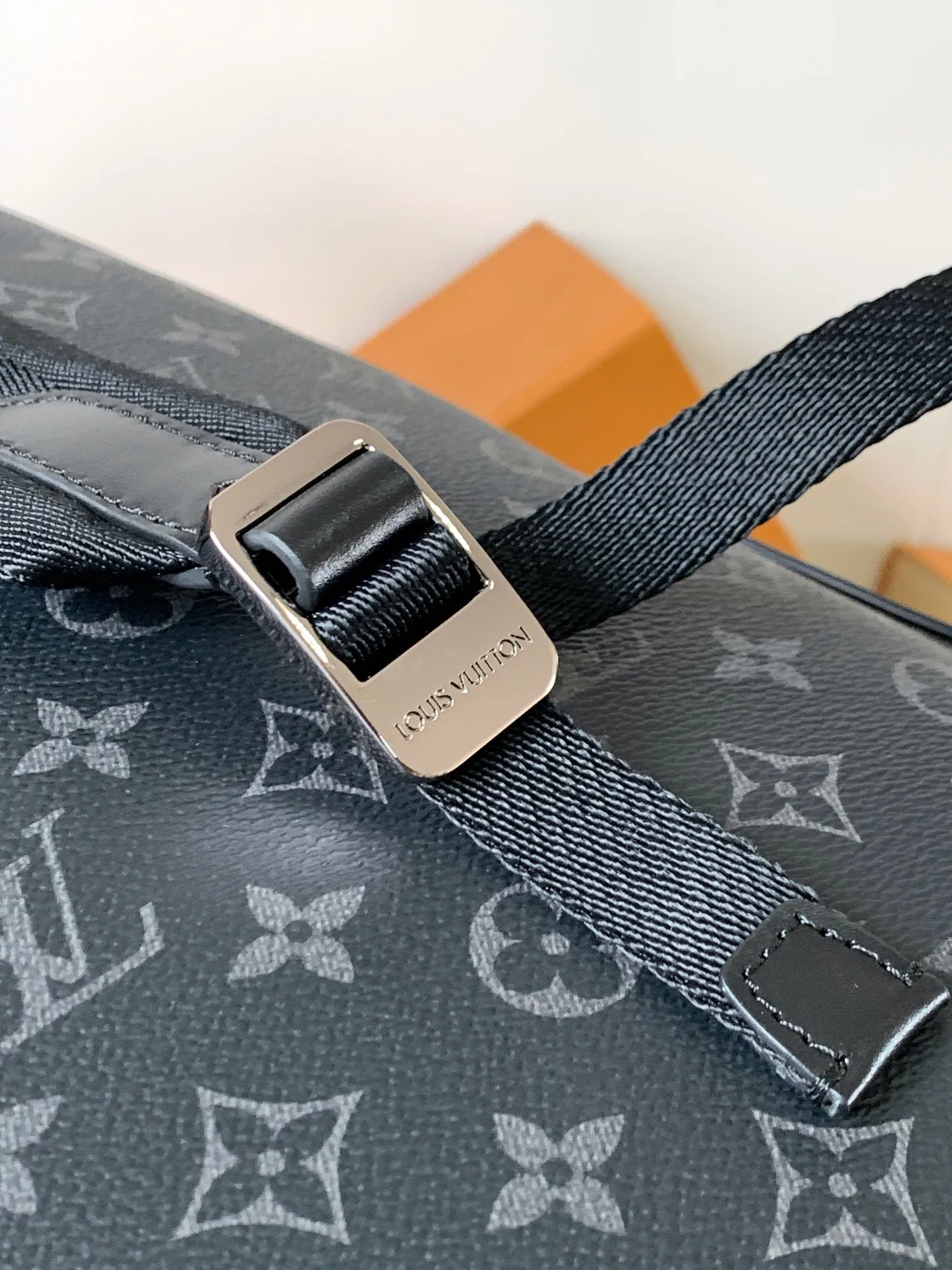 💰1020 Top original order M25887 Top original order Transcoding chip 163C This Discovery small backpack is made of Monogram Eclipse canvas and continues its flexible function in a more compact configuration. Exterior pockets, zippered front pockets, and open side pockets provide easy access, while interior pockets keep things organized. 29.0 x 38.0 x 20.0 cm (L x H x W) • Monogram Eclipse coated canvas • Cow leather trim • Textile lining • Metal hardware • Double zip closure • Adjustable shoulder strap • Open side pockets • Zip front pocket • Internal patch pocket • Handle: Single handle