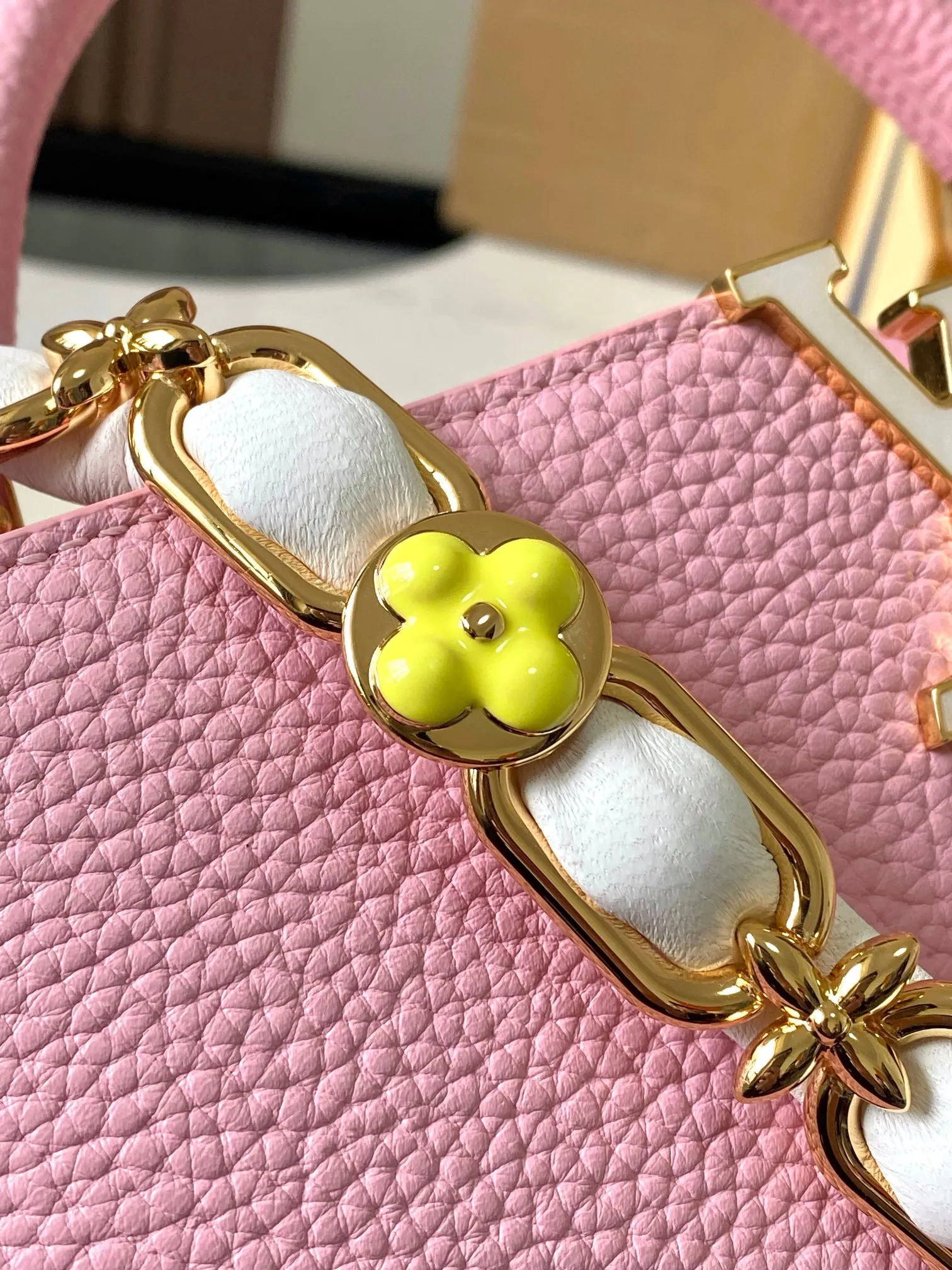 p2600 [Super high-quality original leather💋 M23280 pink and white shell buckle upgraded hardware] [Capucines BB handbag] This season’s new Capucines BB handbag highlights femininity. Metal links and elegant soft cow leather are woven into a delicate chain, with enamel and Monogram flowers scattered on it. The enamel brand logo highlights the texture of jewelry and makes the handbag even more beautiful.  Dimensions: 27 x 18 x 9 cm