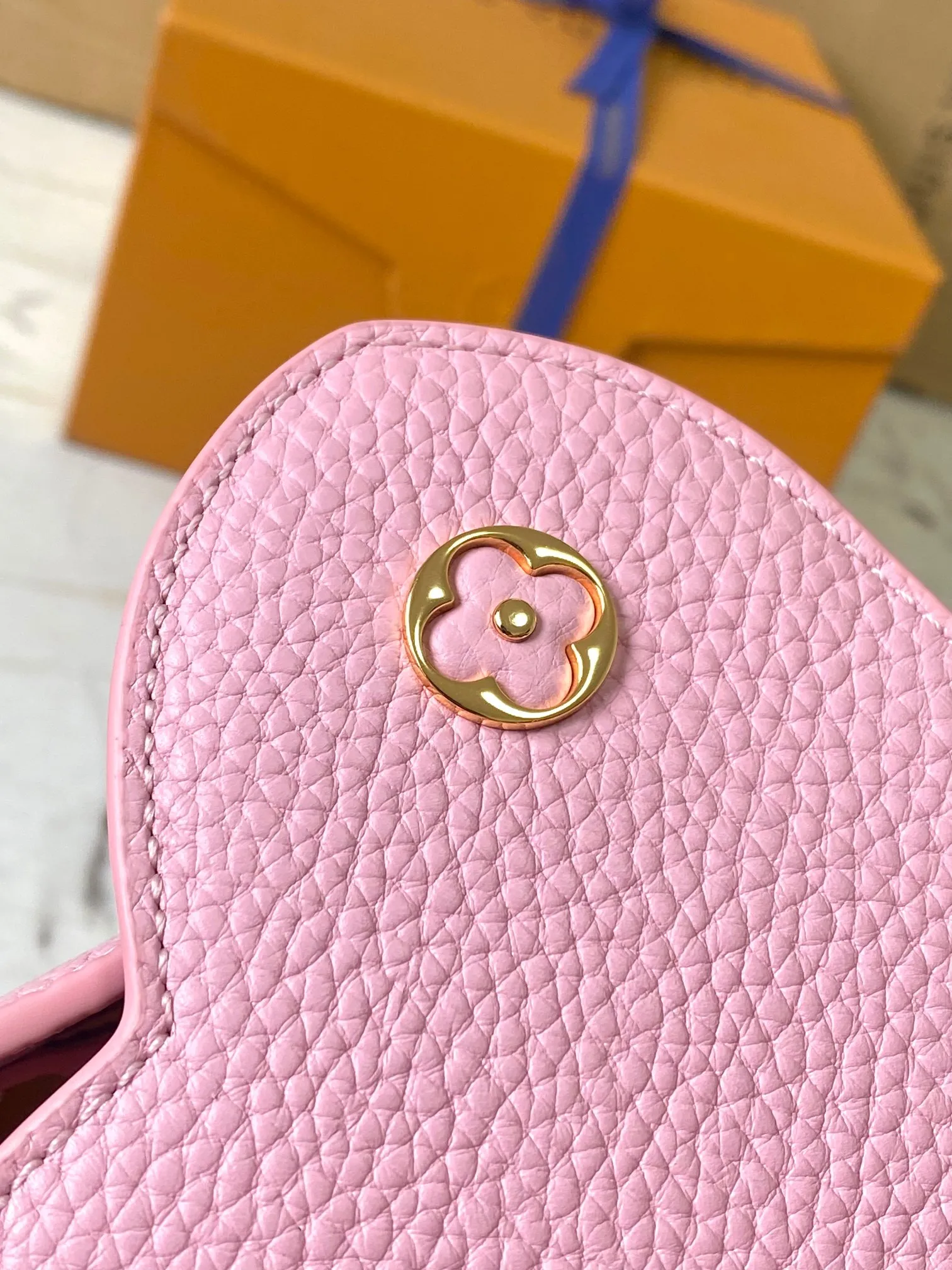 p2600 [Super high-quality original leather💋 M23280 pink and white shell buckle upgraded hardware] [Capucines BB handbag] This season’s new Capucines BB handbag highlights femininity. Metal links and elegant soft cow leather are woven into a delicate chain, with enamel and Monogram flowers scattered on it. The enamel brand logo highlights the texture of jewelry and makes the handbag even more beautiful.  Dimensions: 27 x 18 x 9 cm