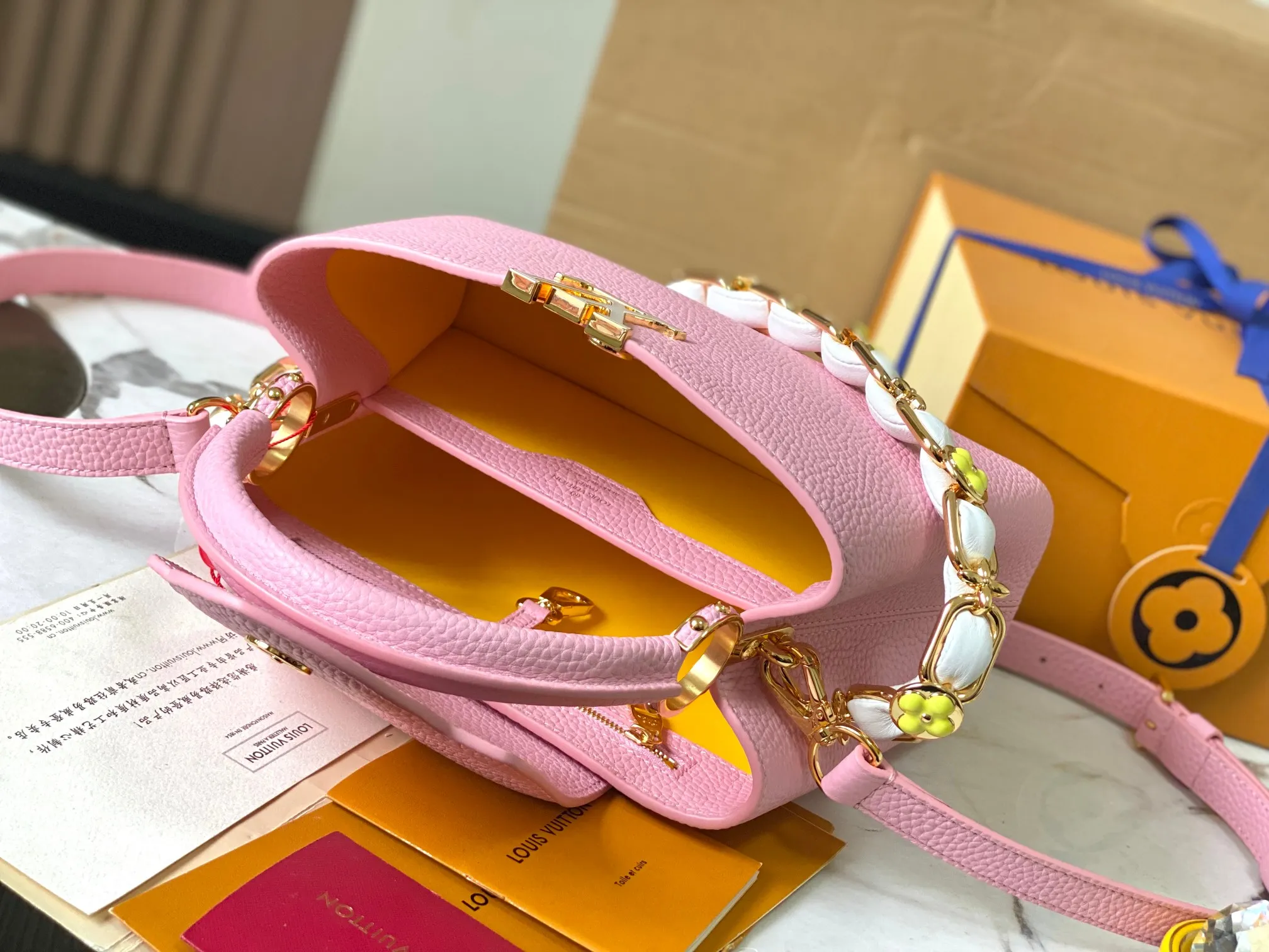 p2600 [Super high-quality original leather💋 M23280 pink and white shell buckle upgraded hardware] [Capucines BB handbag] This season’s new Capucines BB handbag highlights femininity. Metal links and elegant soft cow leather are woven into a delicate chain, with enamel and Monogram flowers scattered on it. The enamel brand logo highlights the texture of jewelry and makes the handbag even more beautiful.  Dimensions: 27 x 18 x 9 cm