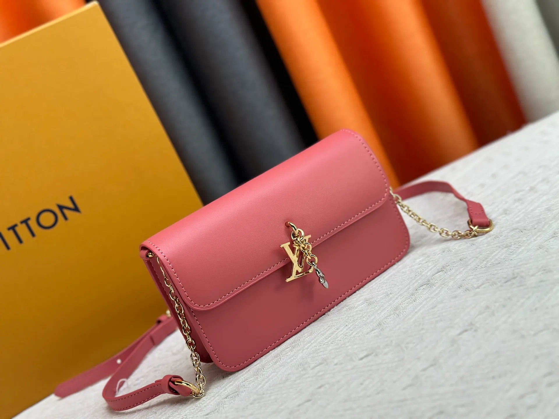 P240 Style number: M14564 This Wallet On Chain handbag is from Louis Vuitton's LV Bloom series. It is cut from cow leather in a fashionable and practical configuration. It's decorated with embellishments inspired by the brand's iconic Monogram pattern. There's plenty of space to store a smartphone, and contrasting metal hardware adds an elegant touch.  11.5 x 4 x 20 cm (height x width x length)