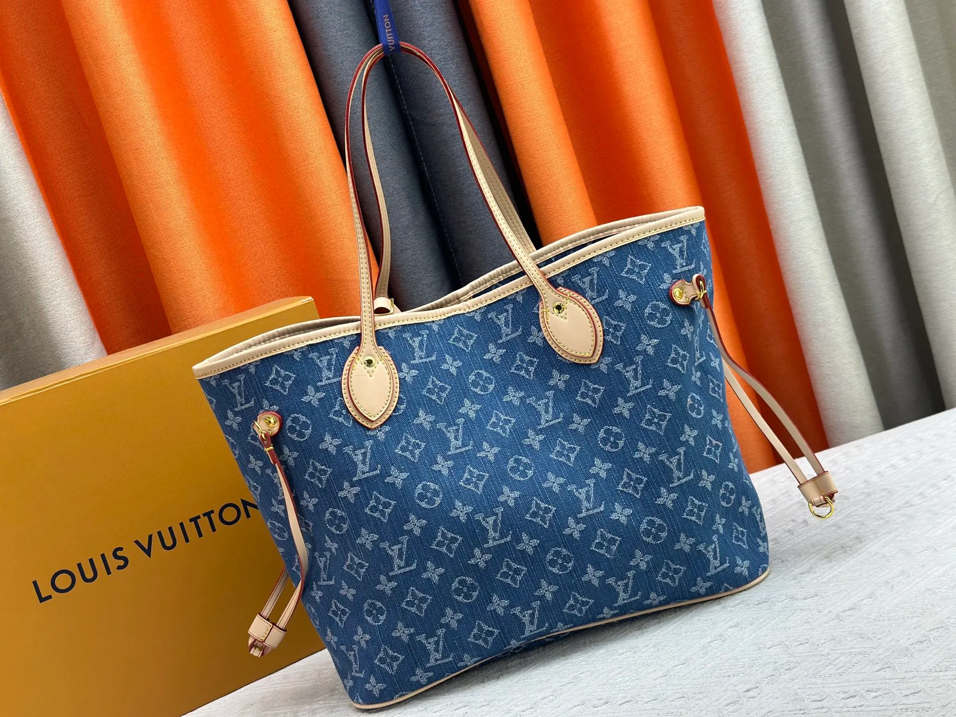 P260 M40995 M13192 Upgraded from the original version, the handbag focuses on Monogram Denim canvas. This material is made through multiple processes. The Monogram pattern is woven with cotton yarn certified by the Global Organic Textile Standard and then bleached. The finished sand-washed finish creates a chic look. The Neverfull medium bag is perfect for everyday use. This perfect handbag is extremely practical, and the laces on the bag can be tightened to make it look more sophisticated, making it a stylish urban handbag. Dimensions: 32x29x17