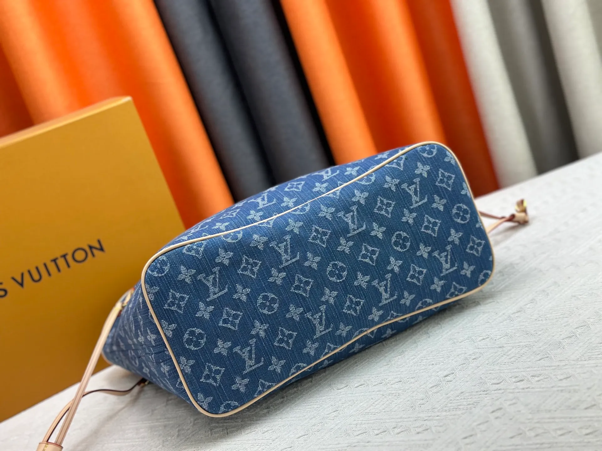 P260 M40995 M13192 Upgraded from the original version, the handbag focuses on Monogram Denim canvas. This material is made through multiple processes. The Monogram pattern is woven with cotton yarn certified by the Global Organic Textile Standard and then bleached. The finished sand-washed finish creates a chic look. The Neverfull medium bag is perfect for everyday use. This perfect handbag is extremely practical, and the laces on the bag can be tightened to make it look more sophisticated, making it a stylish urban handbag. Dimensions: 32x29x17