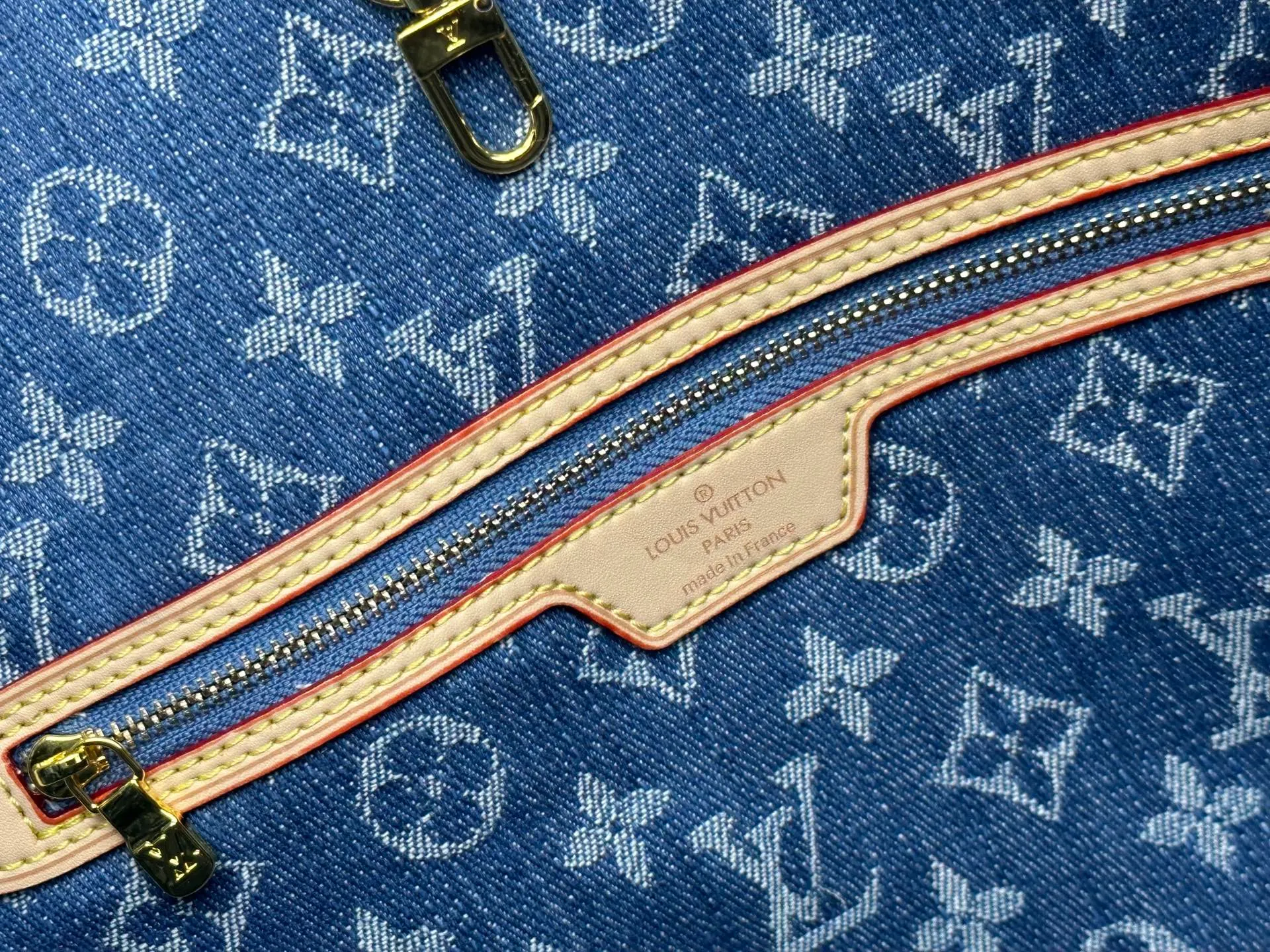 P260 M40995 M13192 Upgraded from the original version, the handbag focuses on Monogram Denim canvas. This material is made through multiple processes. The Monogram pattern is woven with cotton yarn certified by the Global Organic Textile Standard and then bleached. The finished sand-washed finish creates a chic look. The Neverfull medium bag is perfect for everyday use. This perfect handbag is extremely practical, and the laces on the bag can be tightened to make it look more sophisticated, making it a stylish urban handbag. Dimensions: 32x29x17