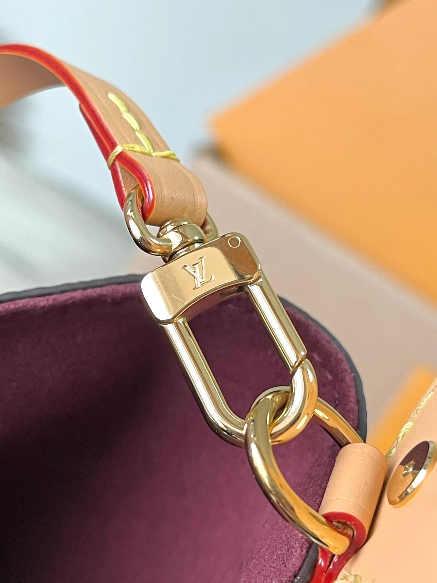 💰760 Top Original M12925 Presbyopia This All InBB handbag is made of Monogram canvas with shiny metal parts, and the iconic padlock and nameplate highlight the classic style. The adjustable shoulder strap continues the brand's trunk-making heritage, and the leather shoulder strap adds cross-body and shoulder carry options. The foldable design enables the silhouette to be retracted and retracted freely, providing ample space for daily use. Dimensions: 16x18x12 cm