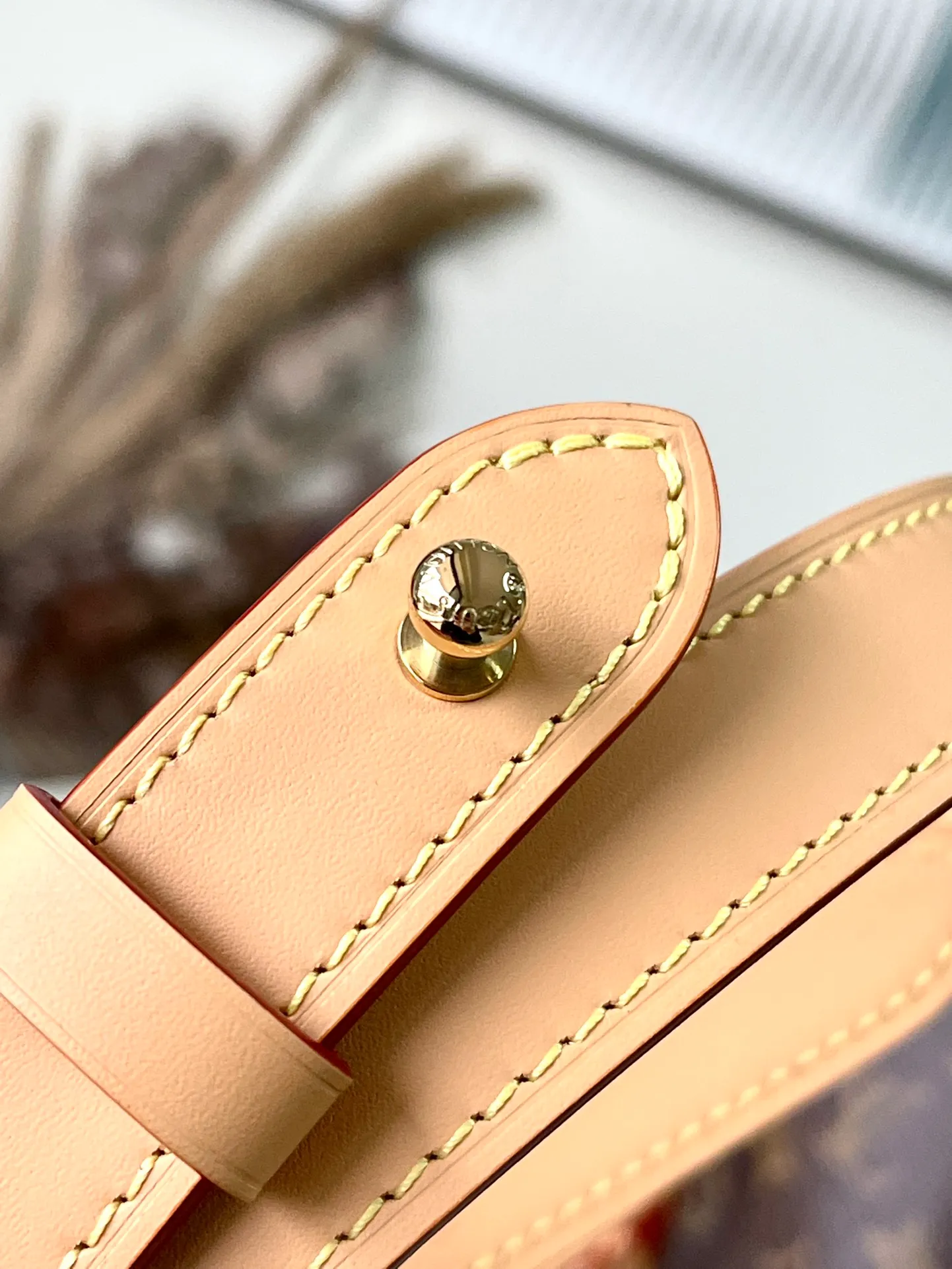 💰760 Top Original M12925 Presbyopia This All InBB handbag is made of Monogram canvas with shiny metal parts, and the iconic padlock and nameplate highlight the classic style. The adjustable shoulder strap continues the brand's trunk-making heritage, and the leather shoulder strap adds cross-body and shoulder carry options. The foldable design enables the silhouette to be retracted and retracted freely, providing ample space for daily use. Dimensions: 16x18x12 cm