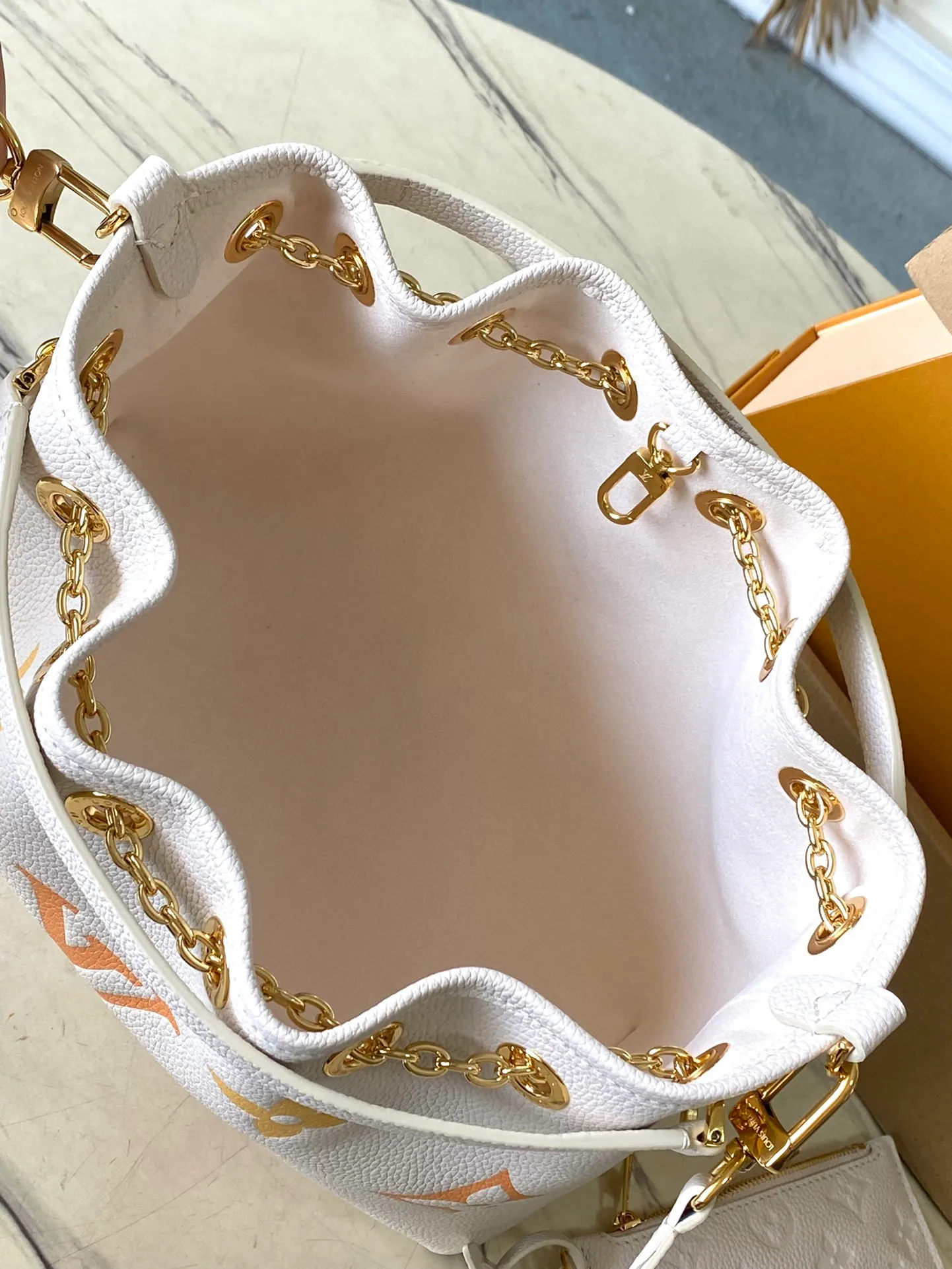 💰1260 (top layer leather) top quality original item M46545 This Summer Bundle handbag is from the Dégradé series. The new drawstring design adds to the summer atmosphere. The Monogram Empreinte embossed leather bag features a gradient tone to brighten any seasonal look. The double handles and detachable cross-body strap provide a variety of stylish carrying options, making it a great companion for travel day and night. Detailed features: 28 x 20 x 11.5 cm (length x height x width)