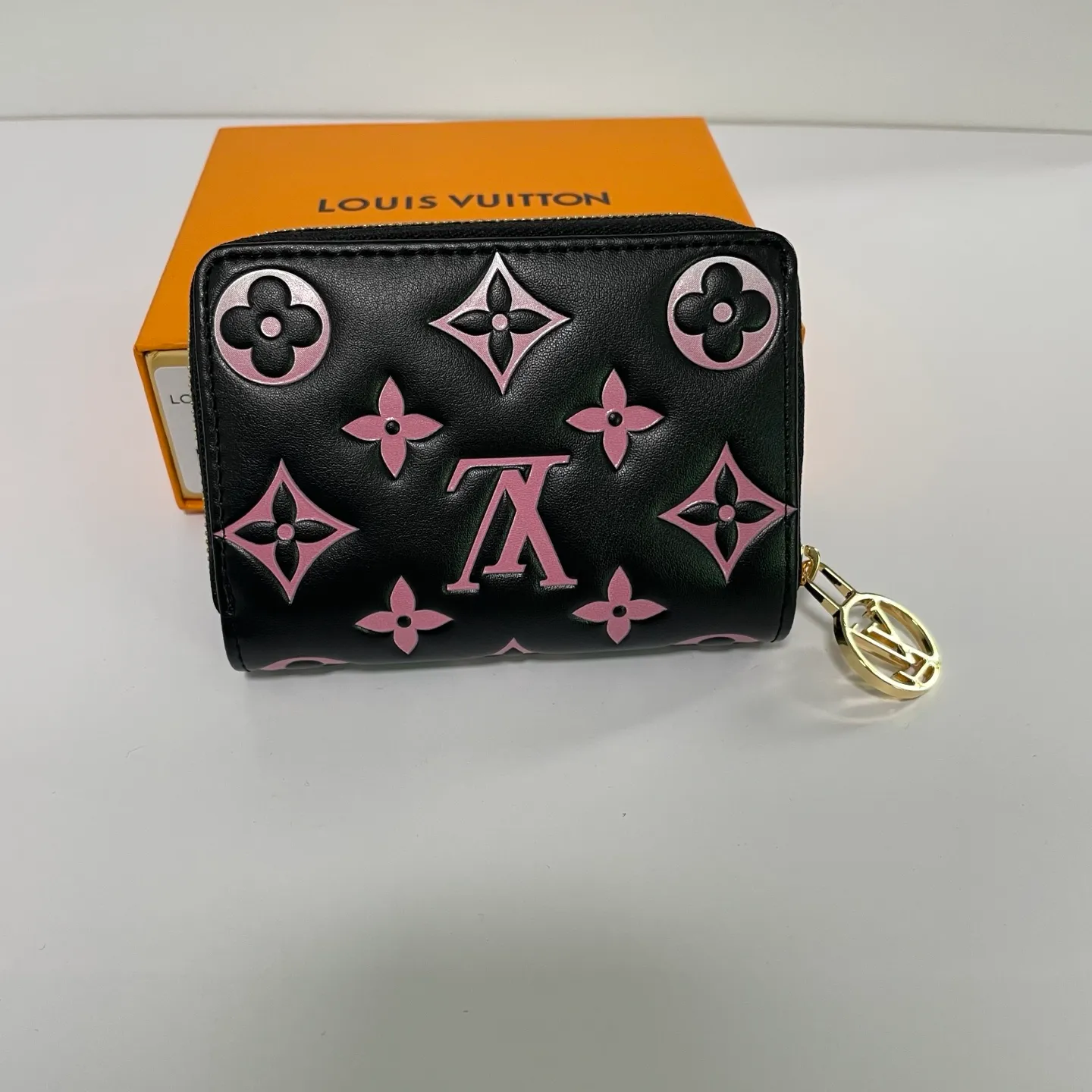 Factory price 500 [Top original order] M12378🌟 This LV Ski series zipper wallet has a pillow-like soft texture, and the design is taken from the brand's Coussin series handbags, creating a distinctive style. The wallet is made of classic Monogram embossed lambskin and is embellished with gold-tone hardware, including the iconic LV Circle logo zipper design.