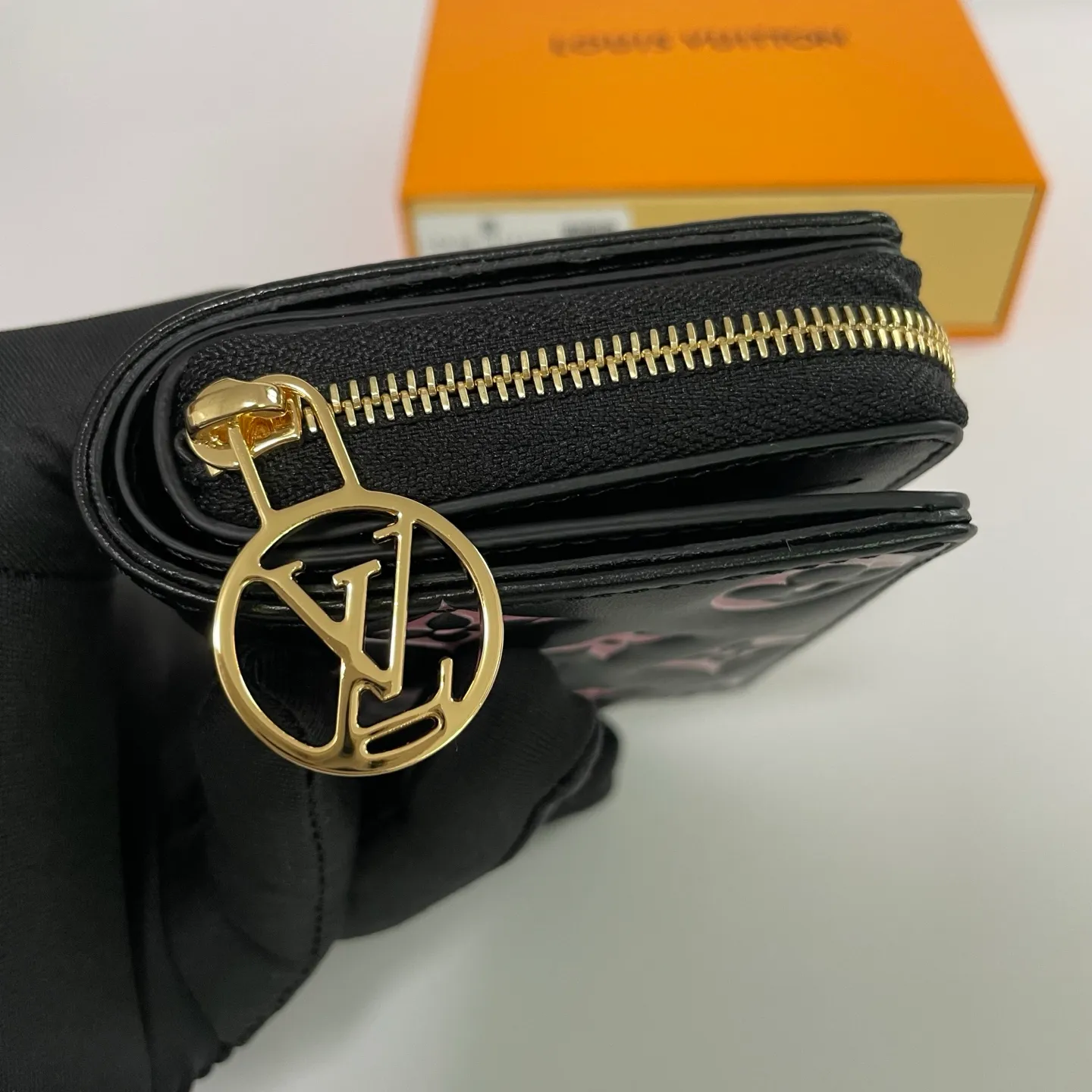 Factory price 500 [Top original order] M12378🌟 This LV Ski series zipper wallet has a pillow-like soft texture, and the design is taken from the brand's Coussin series handbags, creating a distinctive style. The wallet is made of classic Monogram embossed lambskin and is embellished with gold-tone hardware, including the iconic LV Circle logo zipper design.