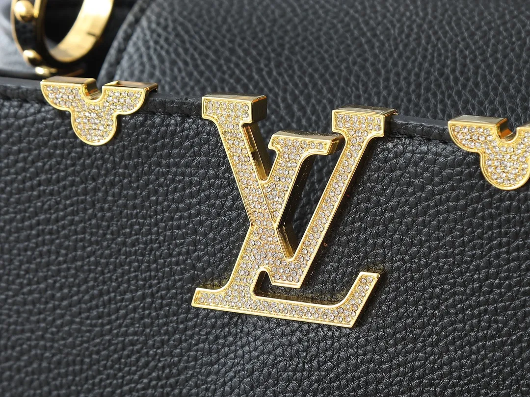 💰440💰Guangzhou goods Upgraded from the original M24583 M24584 M24585 Gold and diamond corolla This Capucines Flower Crown handbag is made of full-grain Taurillon leather and is embellished with Monogram flowers. Each flower is shaped by exquisite crystal diamonds. The LV logo and flowers echo each other, giving this soft handbag a jewel-like luster. Use the detachable shoulder strap cleverly to switch between shoulder and crossbody. Dimensions: 31.5 x 20.0 x 11.0 cm