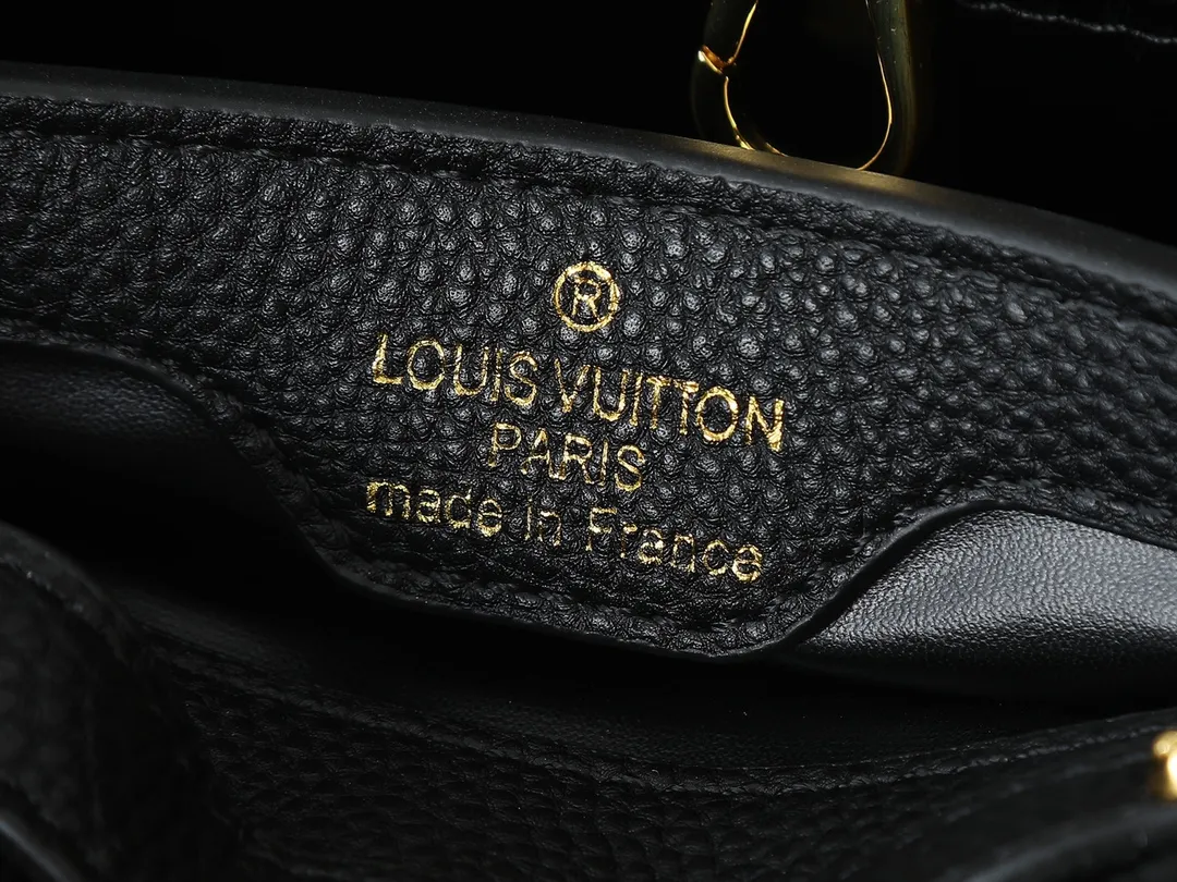 💰440💰Guangzhou goods Upgraded from the original M24583 M24584 M24585 Gold and diamond corolla This Capucines Flower Crown handbag is made of full-grain Taurillon leather and is embellished with Monogram flowers. Each flower is shaped by exquisite crystal diamonds. The LV logo and flowers echo each other, giving this soft handbag a jewel-like luster. Use the detachable shoulder strap cleverly to switch between shoulder and crossbody. Dimensions: 31.5 x 20.0 x 11.0 cm