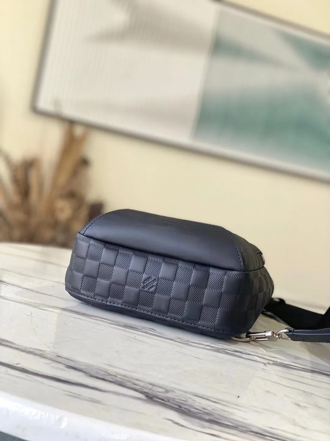 💰820 (first-grain leather) Top-quality original item N41720 Sporty and casual, this Avenue shoulder bag is made of Damier Infini leather and is your ideal bag in the city. Compact and lightweight, the bag shape conforms to the curves of the body, making it the ideal small handbag for the modern active man. 20 x 31 x 10cm (length x height x width)