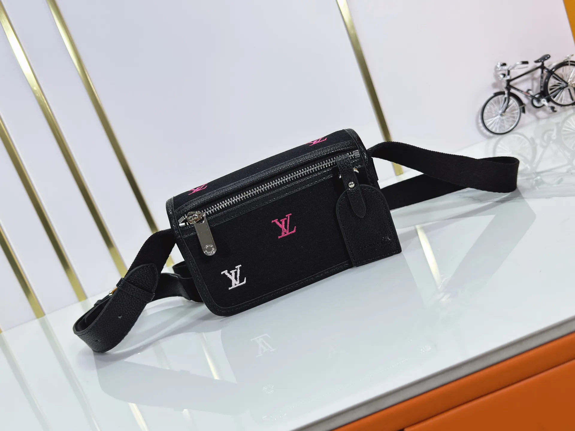 P200 upgraded original version M13963 M12599 M12637 The latest Bosphore mini handbag is named after the brand's retro Bosphore series in the 2000s. Its simple lines and compact structure make it comfortable to carry, and it also uses a detachable nameplate to show its classic feel. The adjustable fabric shoulder strap crosses the accordion loop and is a refined detail along with the zippered front pocket. Dimensions: 19x 12x 7 cm (length x height x width)
