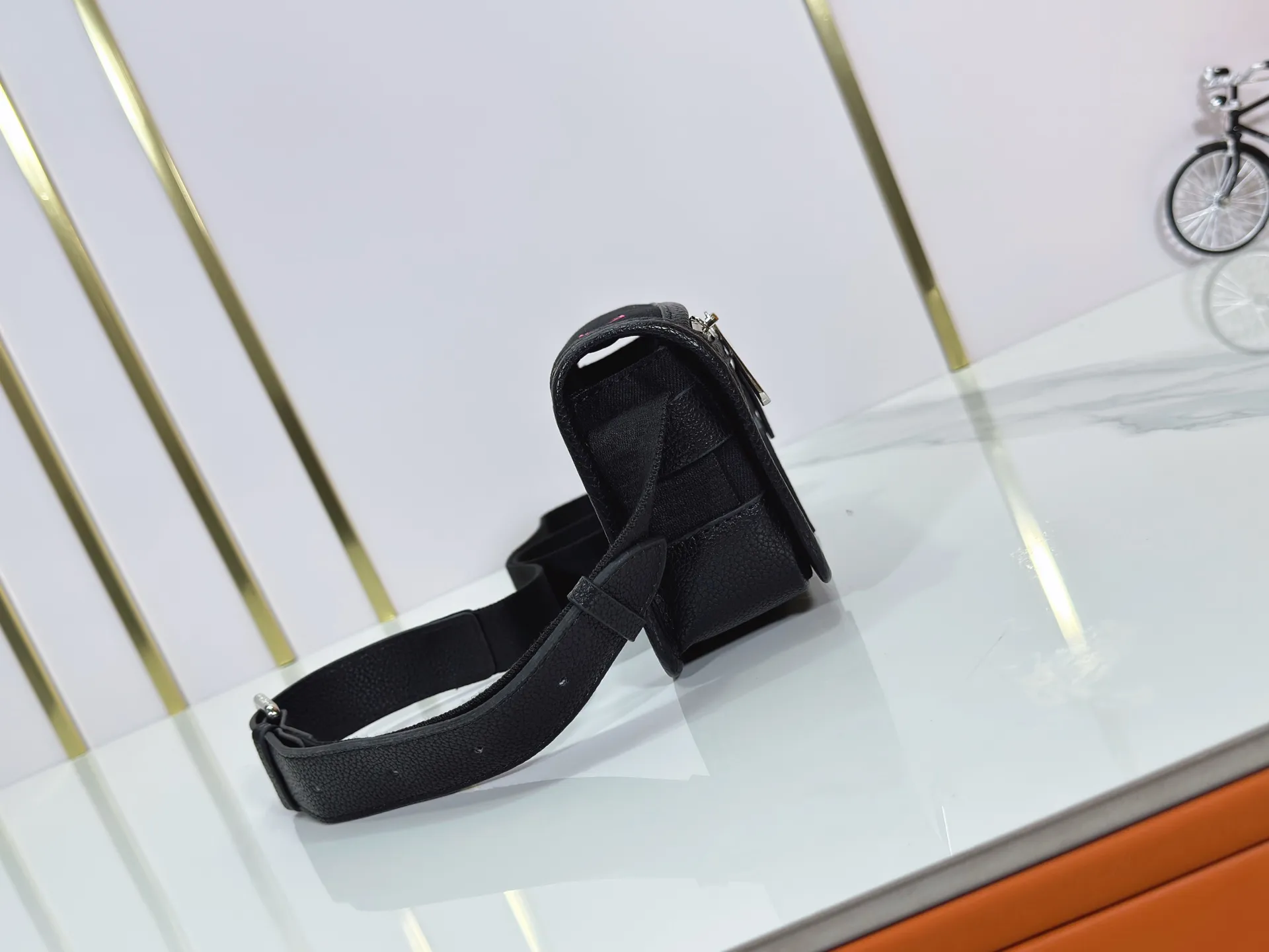 P200 upgraded original version M13963 M12599 M12637 The latest Bosphore mini handbag is named after the brand's retro Bosphore series in the 2000s. Its simple lines and compact structure make it comfortable to carry, and it also uses a detachable nameplate to show its classic feel. The adjustable fabric shoulder strap crosses the accordion loop and is a refined detail along with the zippered front pocket. Dimensions: 19x 12x 7 cm (length x height x width)