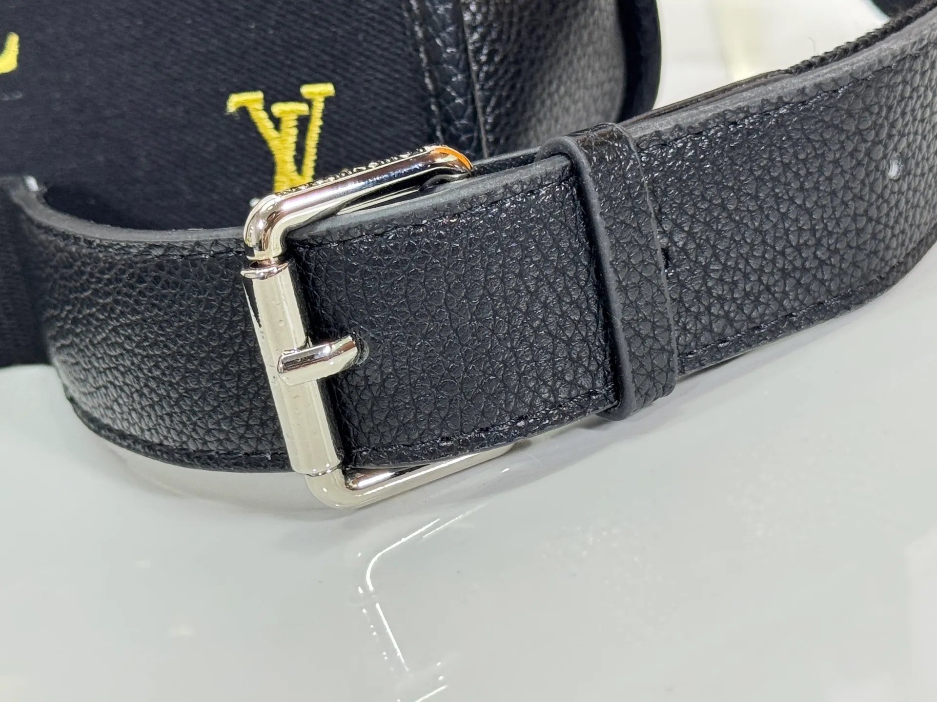 P200 upgraded original version M13963 M12599 M12637 The latest Bosphore mini handbag is named after the brand's retro Bosphore series in the 2000s. Its simple lines and compact structure make it comfortable to carry, and it also uses a detachable nameplate to show its classic feel. The adjustable fabric shoulder strap crosses the accordion loop and is a refined detail along with the zippered front pocket. Dimensions: 19x 12x 7 cm (length x height x width)