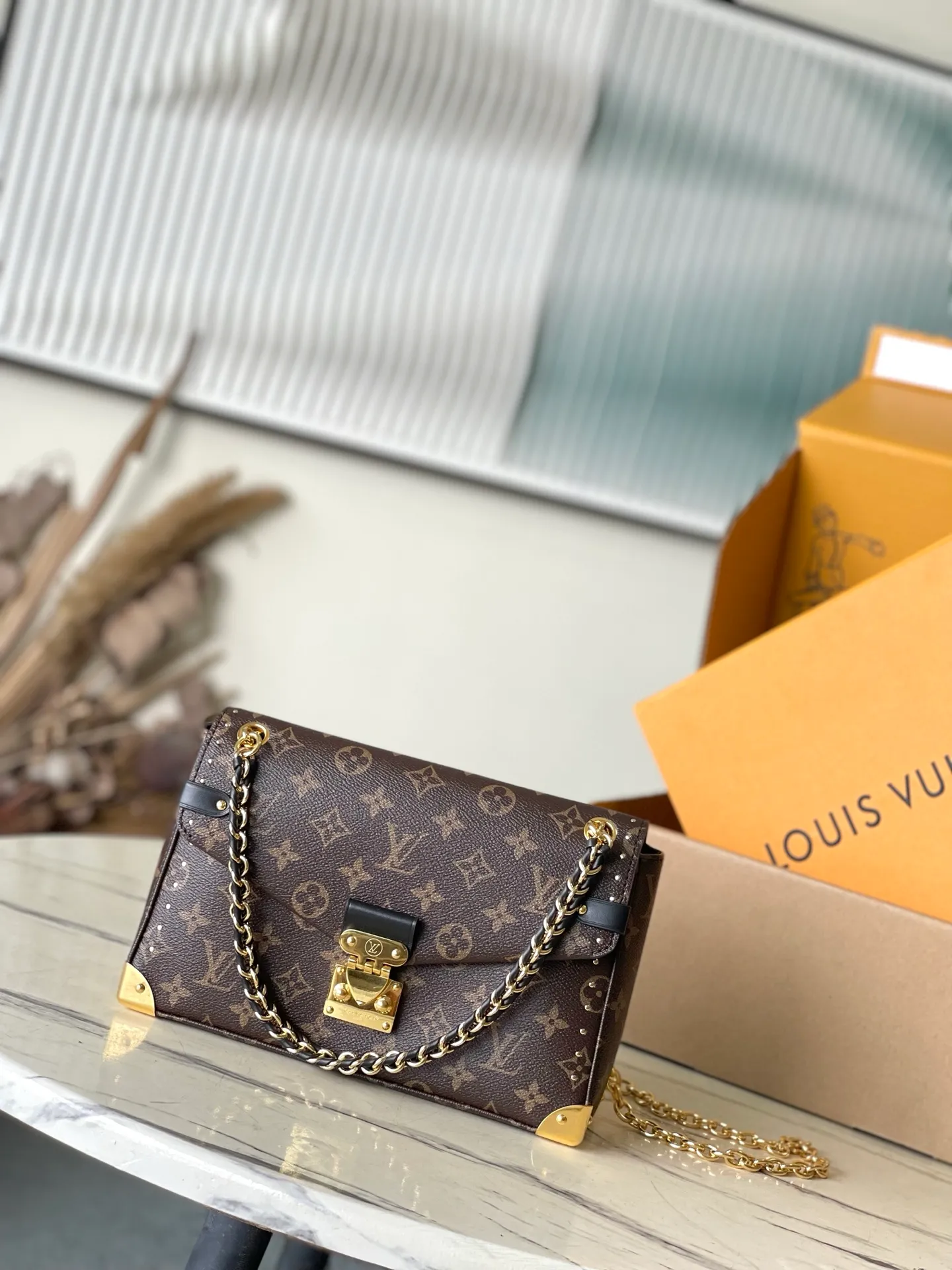 💰1060 (steel hardware) top original M14526 Trunke handbag combines Monogram canvas and metal rivets, with metallic corners and iconic S-lock lock, highlighting the brand heritage with a retro luggage style. The internal space and zipper pockets make it easy to accommodate daily needs, and the sliding chain shoulder strap expands carrying options. Dimensions: 27 × 16 × 8 cm