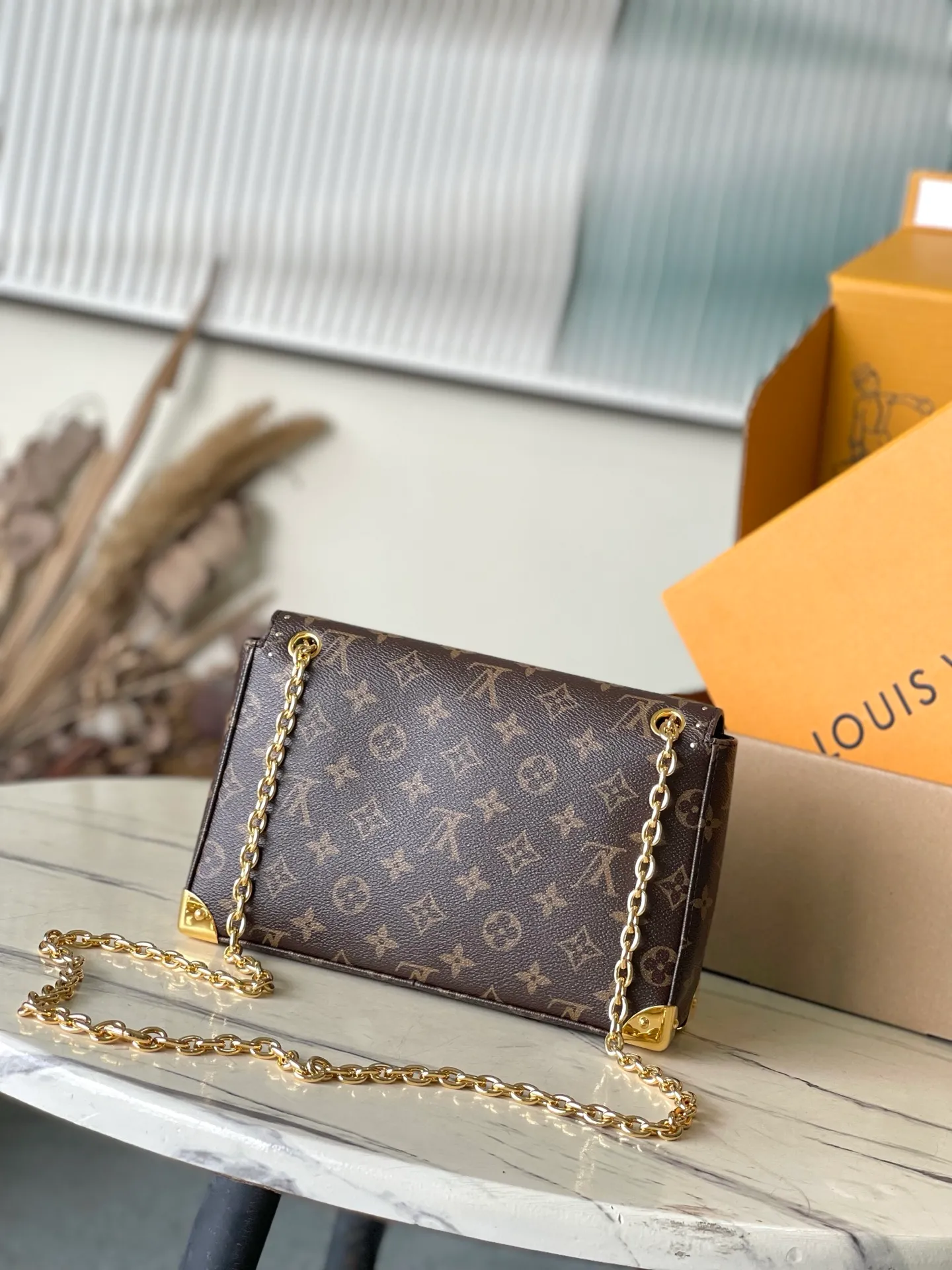 💰1060 (steel hardware) top original M14526 Trunke handbag combines Monogram canvas and metal rivets, with metallic corners and iconic S-lock lock, highlighting the brand heritage with a retro luggage style. The internal space and zipper pockets make it easy to accommodate daily needs, and the sliding chain shoulder strap expands carrying options. Dimensions: 27 × 16 × 8 cm