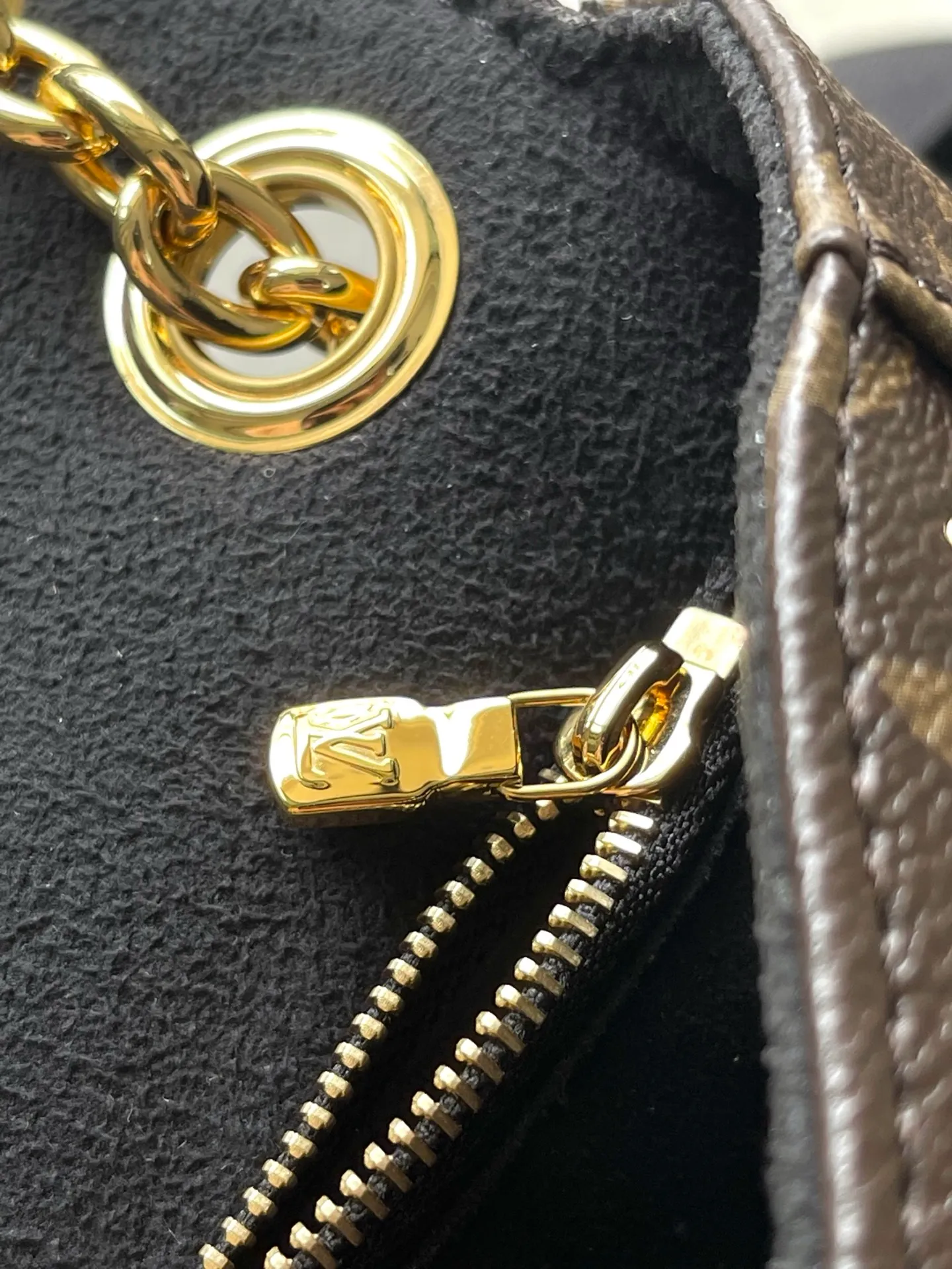 💰1060 (steel hardware) top original M14526 Trunke handbag combines Monogram canvas and metal rivets, with metallic corners and iconic S-lock lock, highlighting the brand heritage with a retro luggage style. The internal space and zipper pockets make it easy to accommodate daily needs, and the sliding chain shoulder strap expands carrying options. Dimensions: 27 × 16 × 8 cm