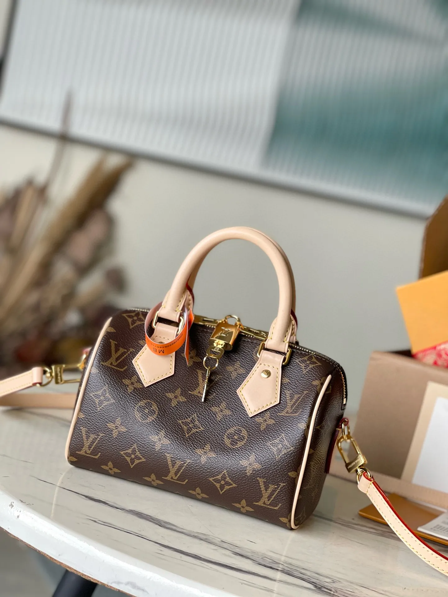 💰800 Top original order M46234 supports counter inspection. The photo taken of duty-free goods is consistent with the product and has not been unpacked. This product is an exclusive duty-free product in the market and is the highest-end product. Inspection is supported. This product has passed strict inspection and is flawless. Please wear gloves when touching the product. This product is not returnable or exchangeable. Please confirm the product first and then remove the label on the handle. This product is temporarily not open to the public, only regular customers, and is in short supply. Dimensions: 20.5 x 13.5 x 12 cm