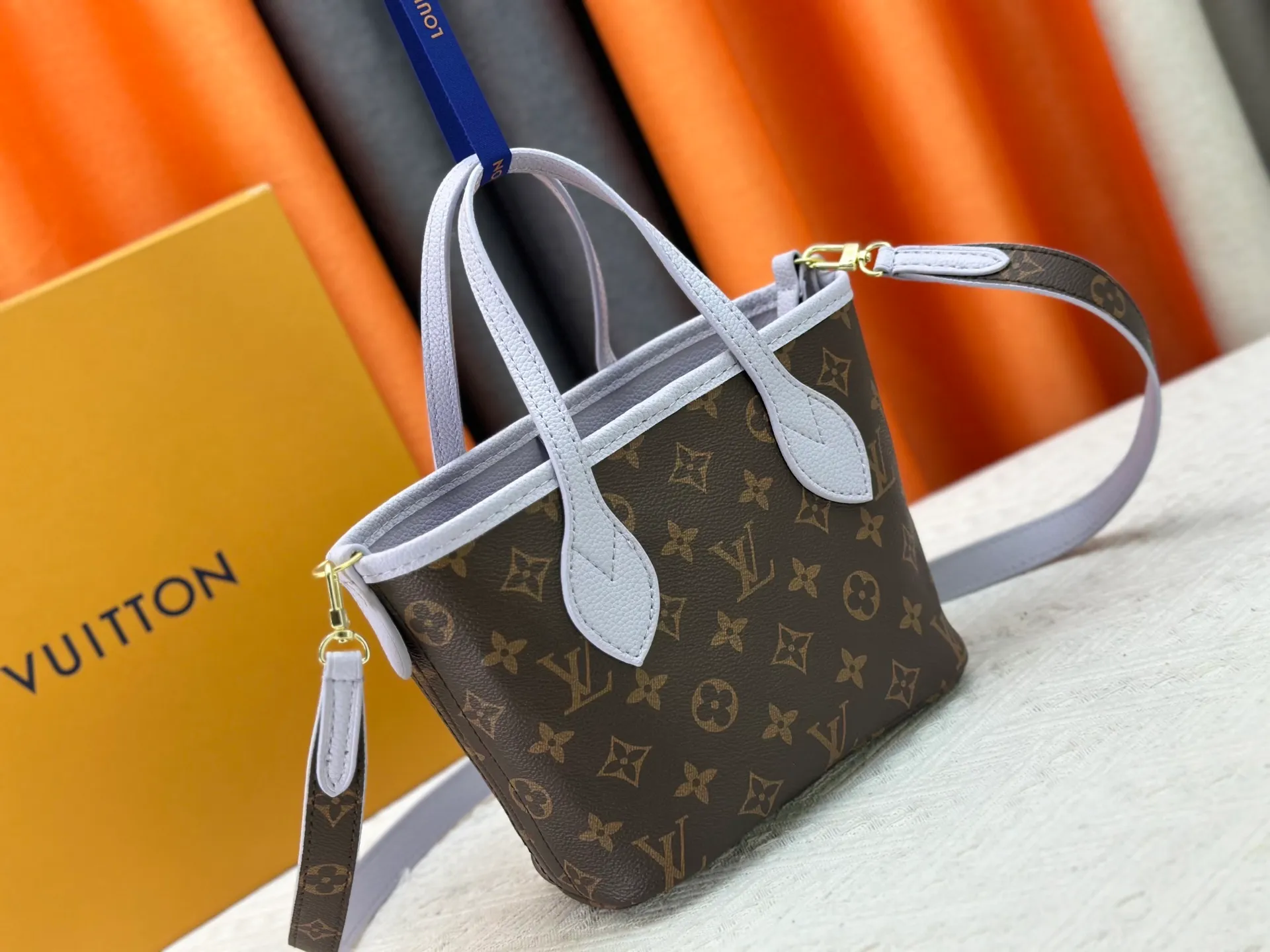 P240 M25656 M12099 Upgraded original Neverfull Bandouliere Inside Out BB handbag is a double-sided version of the classic design this season, with the front and back decorated with iconic Monogram canvas and grained leather. The removable zipper bag can be used alone or hung externally. The detachable shoulder strap makes it easy to wear cross-body, and the dazzling metal hardware adds a sophisticated detail. Dimensions: 26.5 × 16.5 × 11 cm