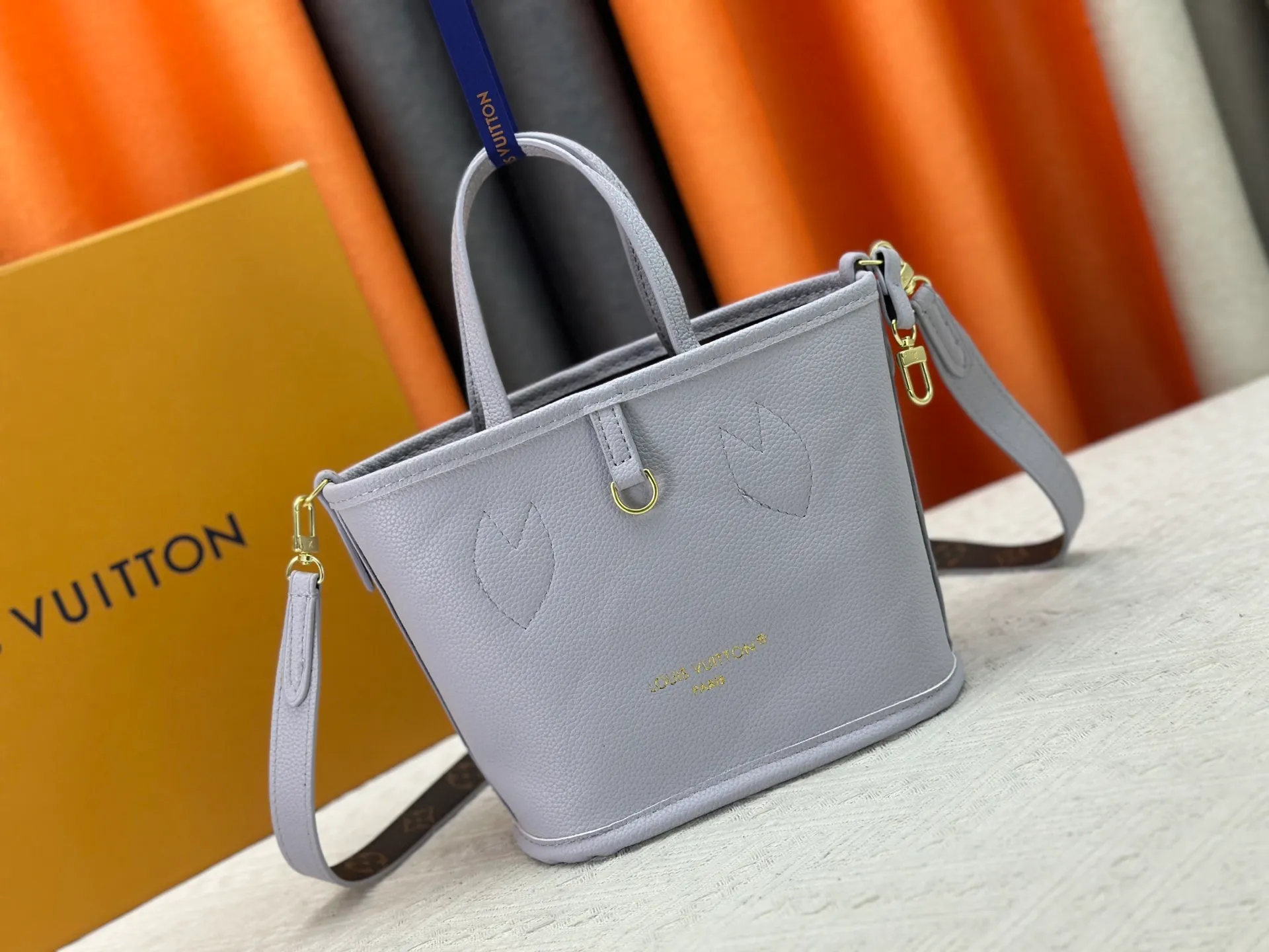 P240 M25656 M12099 Upgraded original Neverfull Bandouliere Inside Out BB handbag is a double-sided version of the classic design this season, with the front and back decorated with iconic Monogram canvas and grained leather. The removable zipper bag can be used alone or hung externally. The detachable shoulder strap makes it easy to wear cross-body, and the dazzling metal hardware adds a sophisticated detail. Dimensions: 26.5 × 16.5 × 11 cm