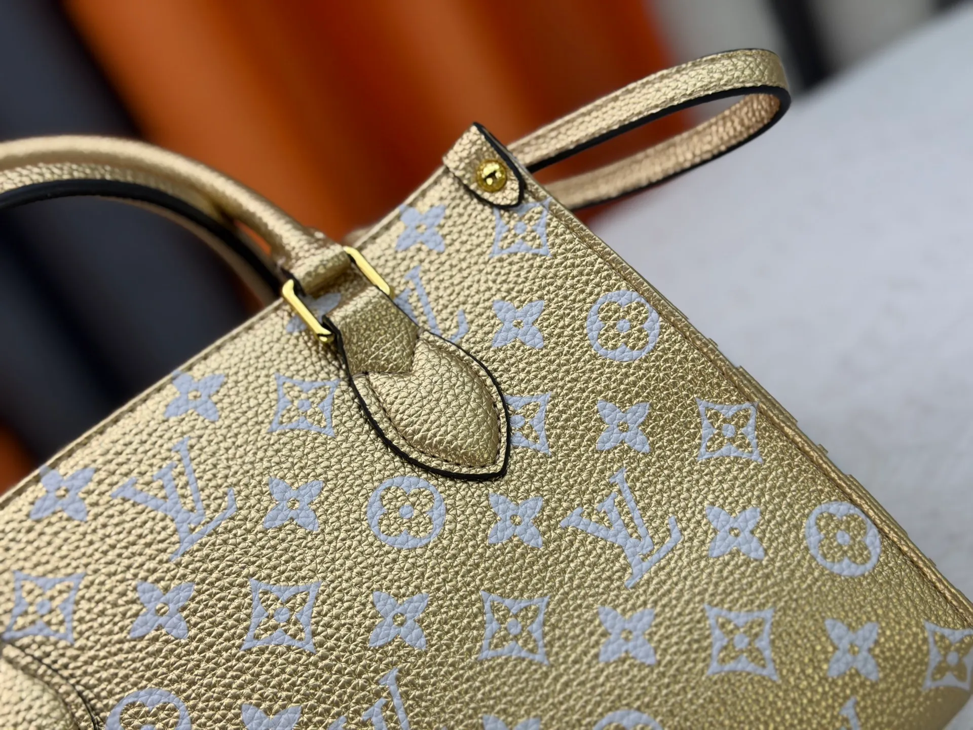 P260 Upgraded original version (latest color) M10303 M45659 M46373 M44571 This OnTheGo small tote bag draws inspiration from the classic Sac Plat handbag in 1968. It is made of Monogram Empreinte leather embossed with the Giant Monogram pattern to create a miniature version, which can store daily necessities such as a mini tablet. Designed handles and a detachable and adjustable shoulder strap enrich the carrying options. Dimensions: 25.0 x 19.0 x 11.5 cm (length x height x width)
