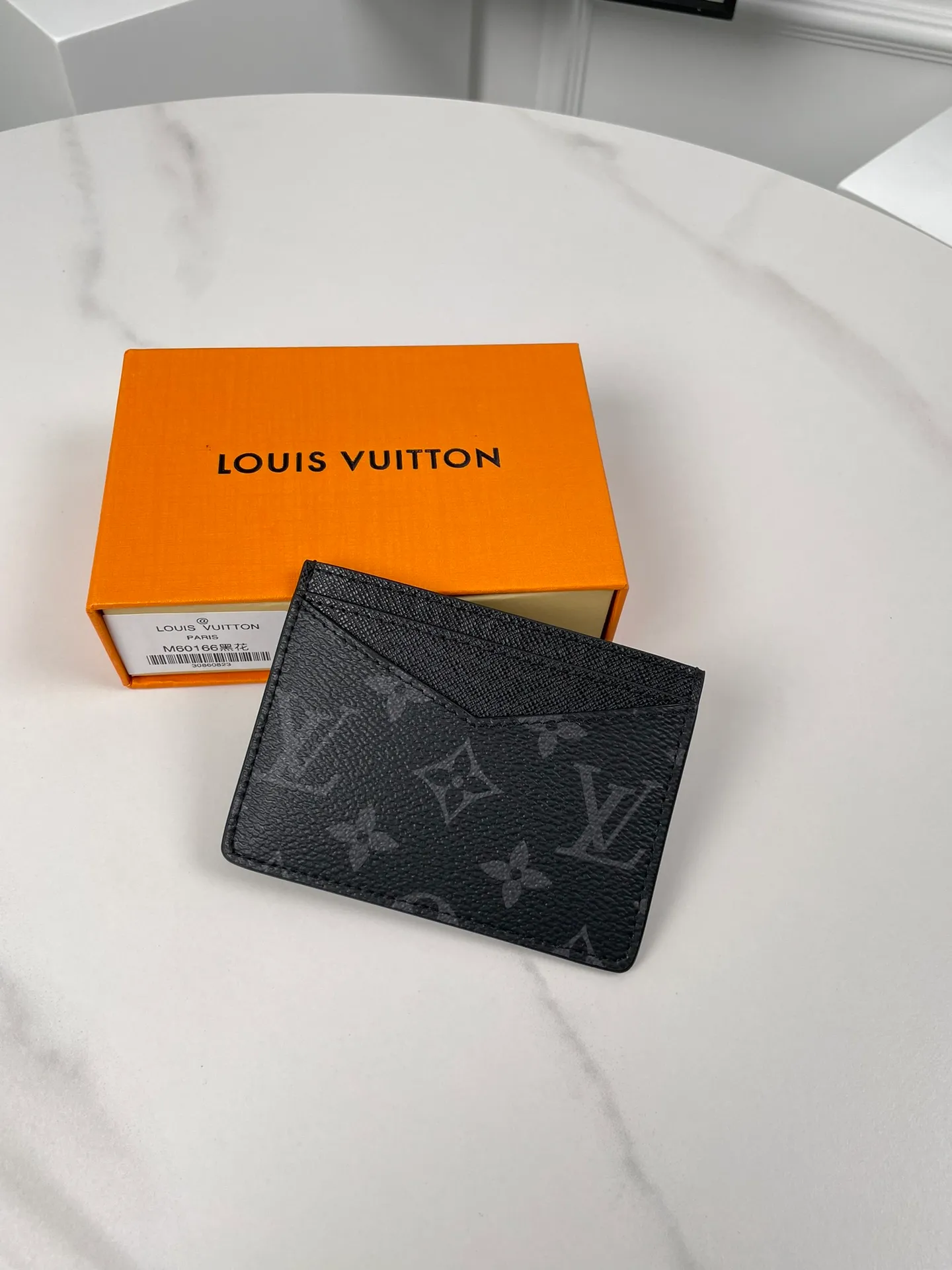 Factory price 180, overseas original order M60166 black flower, exclusive real shot! The Neo card holder in Monogram Macassar canvas is the perfect way to carry important cards. Leather trimmings enhance the classic Louis Vuitton pattern. Size: 11×7cm