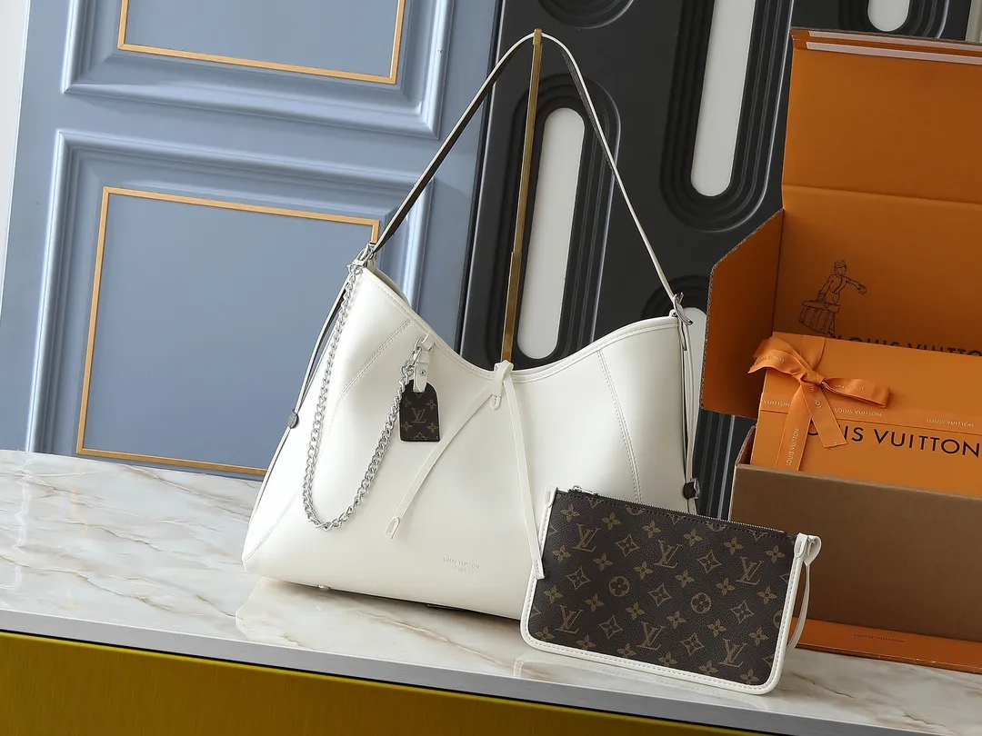💰280💰Upgraded from the original M25143 M24861 M12583 M12579 M12919 M13105 This CarryAll Dark medium handbag is made of soft sheep leather to create a fashionable and lazy silhouette, adding eye-catching charm to the 2024 spring and summer show style. Polished metal pieces are complemented by a tactile, slightly wrinkled texture. Plenty of space can accommodate a variety of daily necessities, making it a great travel companion. Dimensions: 30 x 15 x 39 cm (height x width x length)